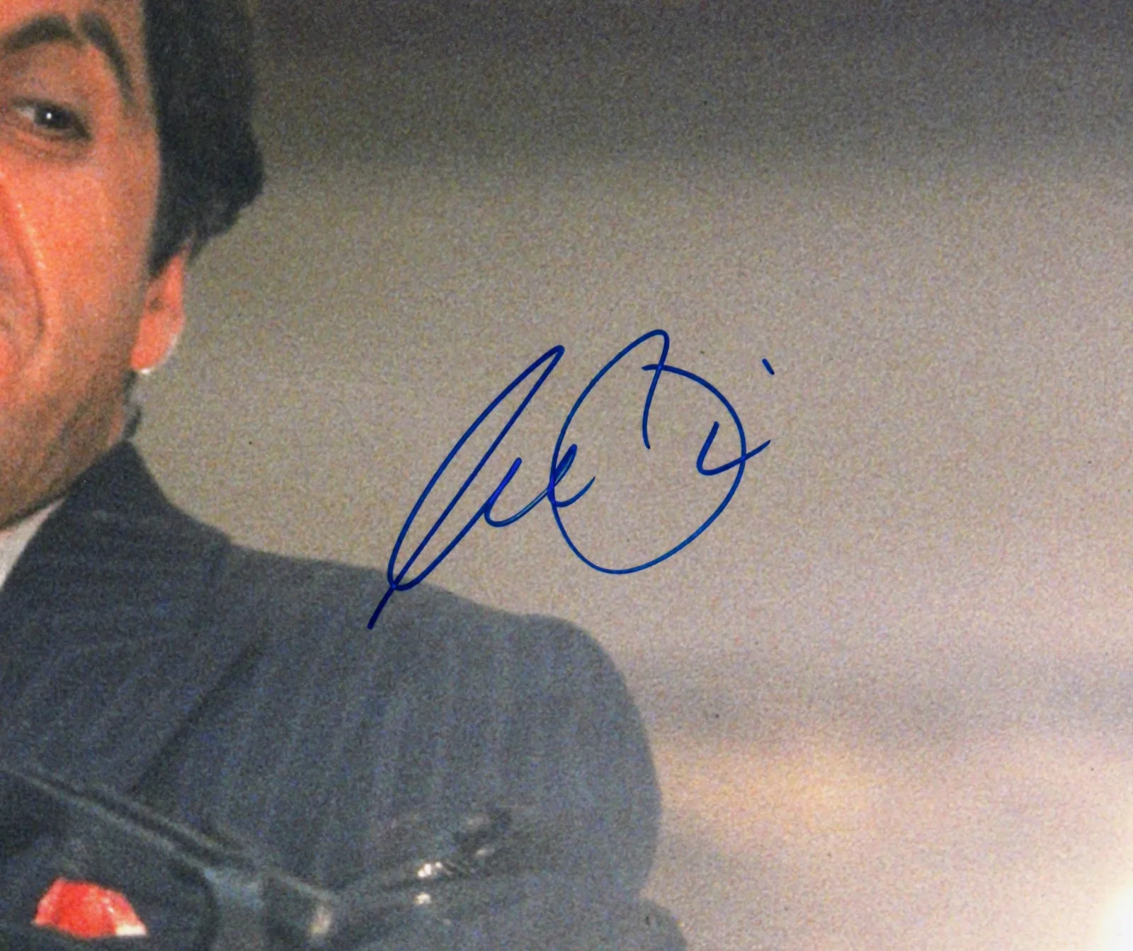 Al Pacino — Al Pacino Scarface Authentic Signed 16x20 Vertical Shooting Photo BAS 1, изображение 2