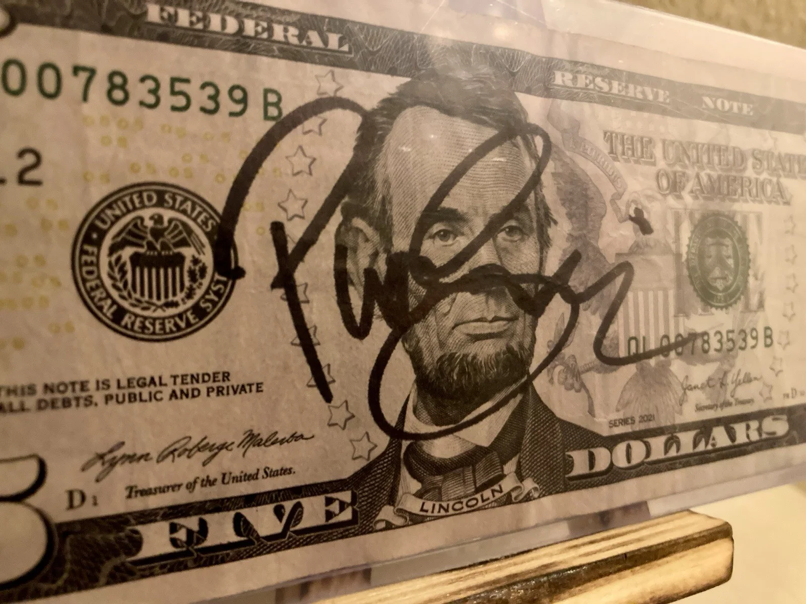 Very Rare Signed Pierce Brosnan 007 Serial Number $5 Bill James Bond!, изображение 2