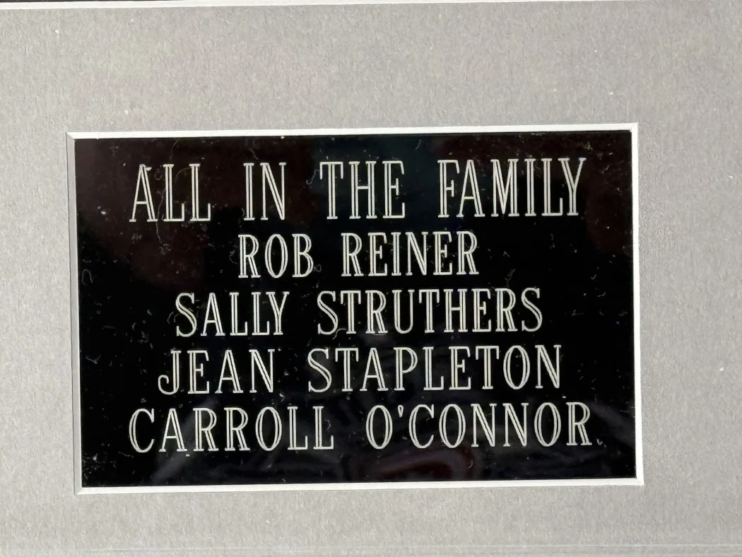 Rob Reiner, Sally Struthers, Jean Stapleton — All In The Family Signed Cuts Rob Reiner Carroll O'Connor +2 Custom Framed BAS, изображение 4