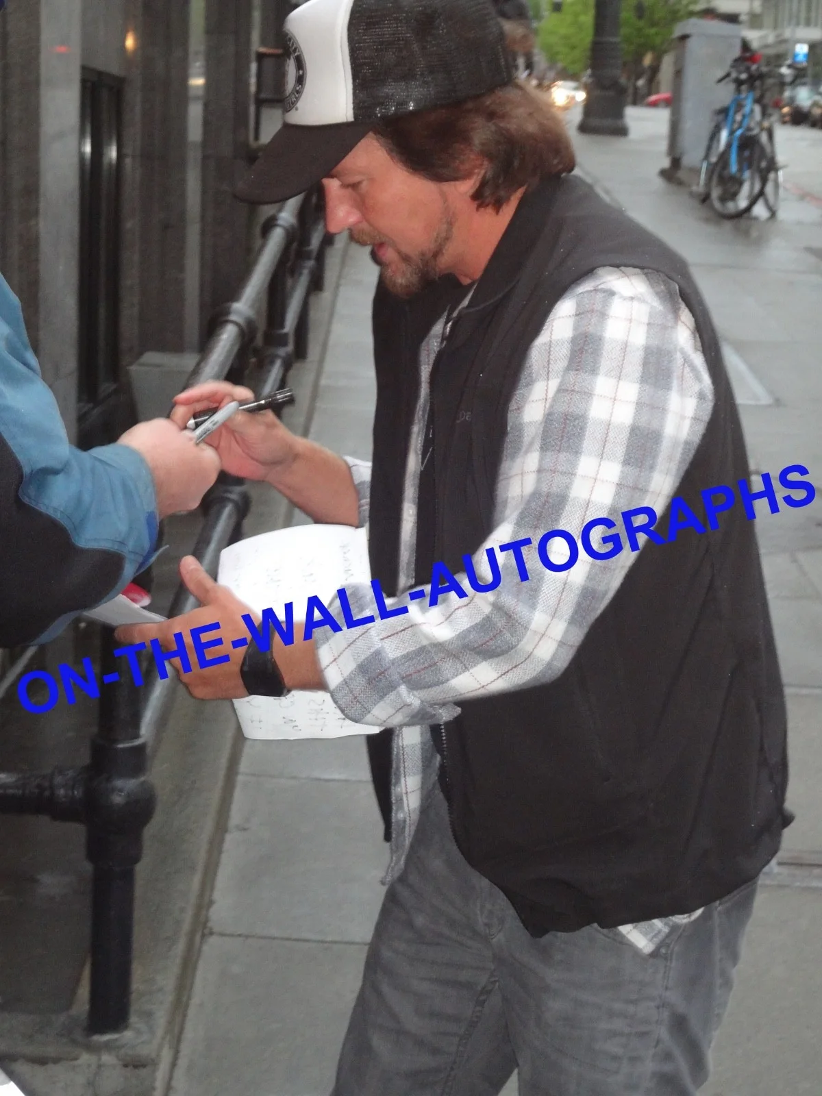 PEARL JAM EDDIE VEDDER HAND SIGNED AUTOGRAPHED TEN VINYL ALBUM! W/ PROOF +C.O.A., изображение 3