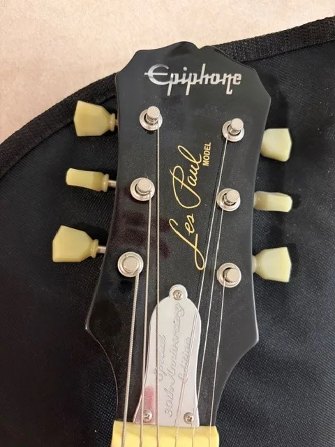 Autographed Lynyrd Skynyrd 30th Anniversary Electric Guitar with case, изображение 3