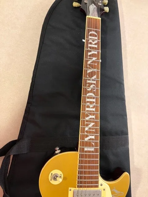 Autographed Lynyrd Skynyrd 30th Anniversary Electric Guitar with case, изображение 4