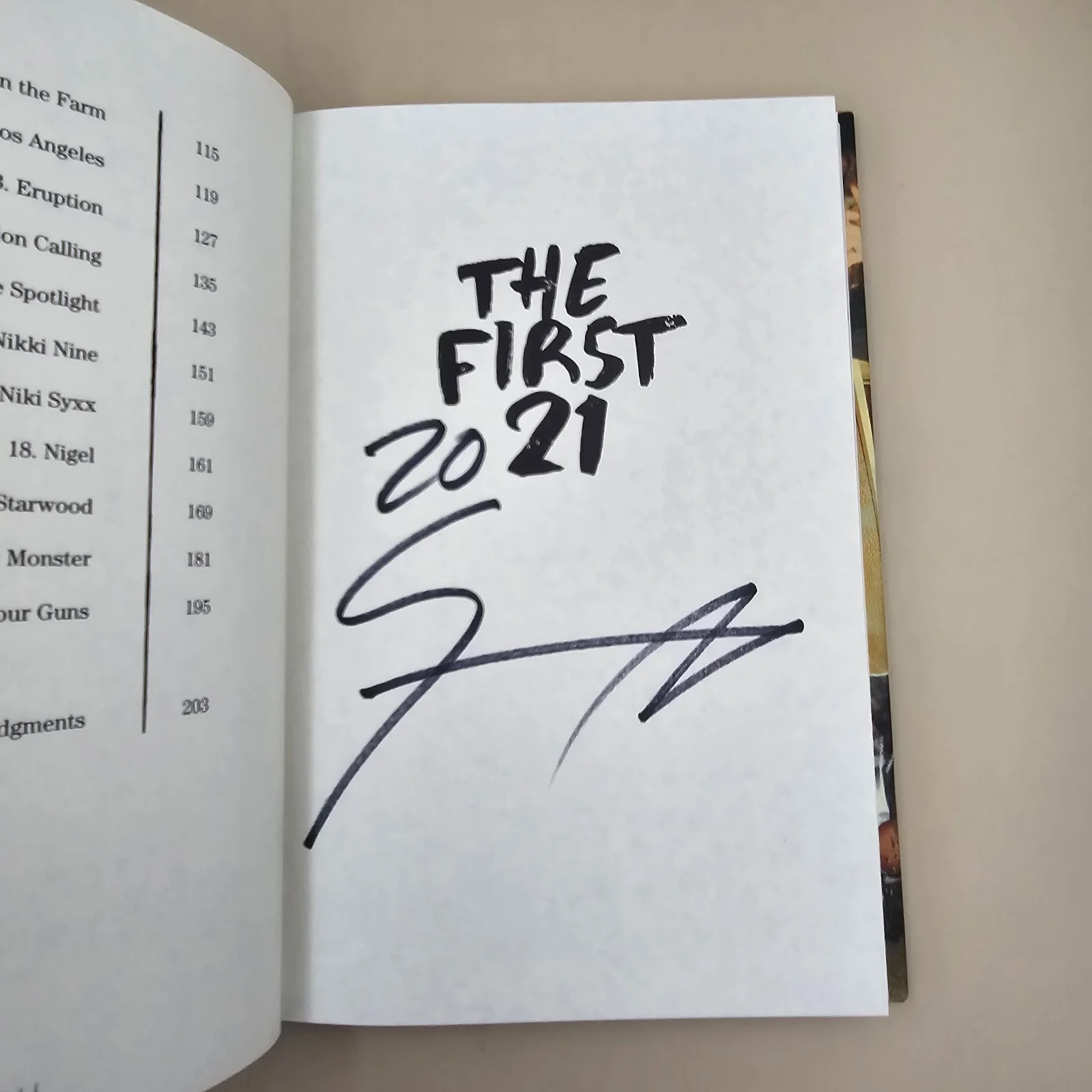 NIKKI SIXX *SIGNED* First 21 Book w 1984 Motley Crue Shout At The Devil Tapestry, изображение 4