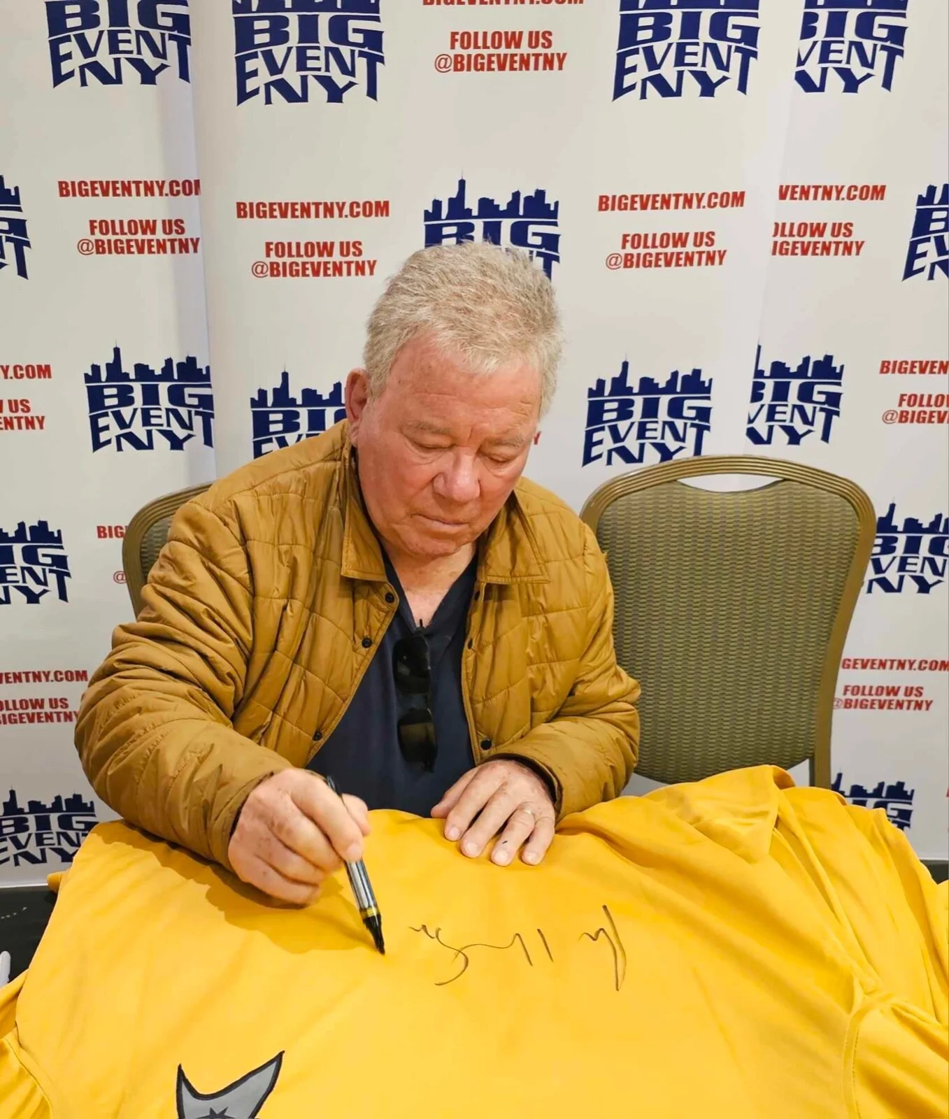 Autographed/Signed William Shatner Star Trek Captain Kirk Shirt/Uniform JSA COA, изображение 3