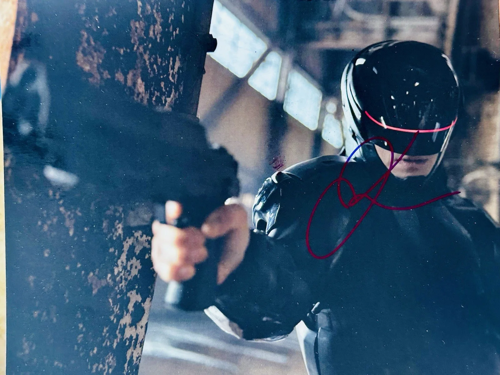 joel kinnaman — Joel Kinnaman signed Alex Murphy' RoboCop 8x10 photo in person. Proof, image 2