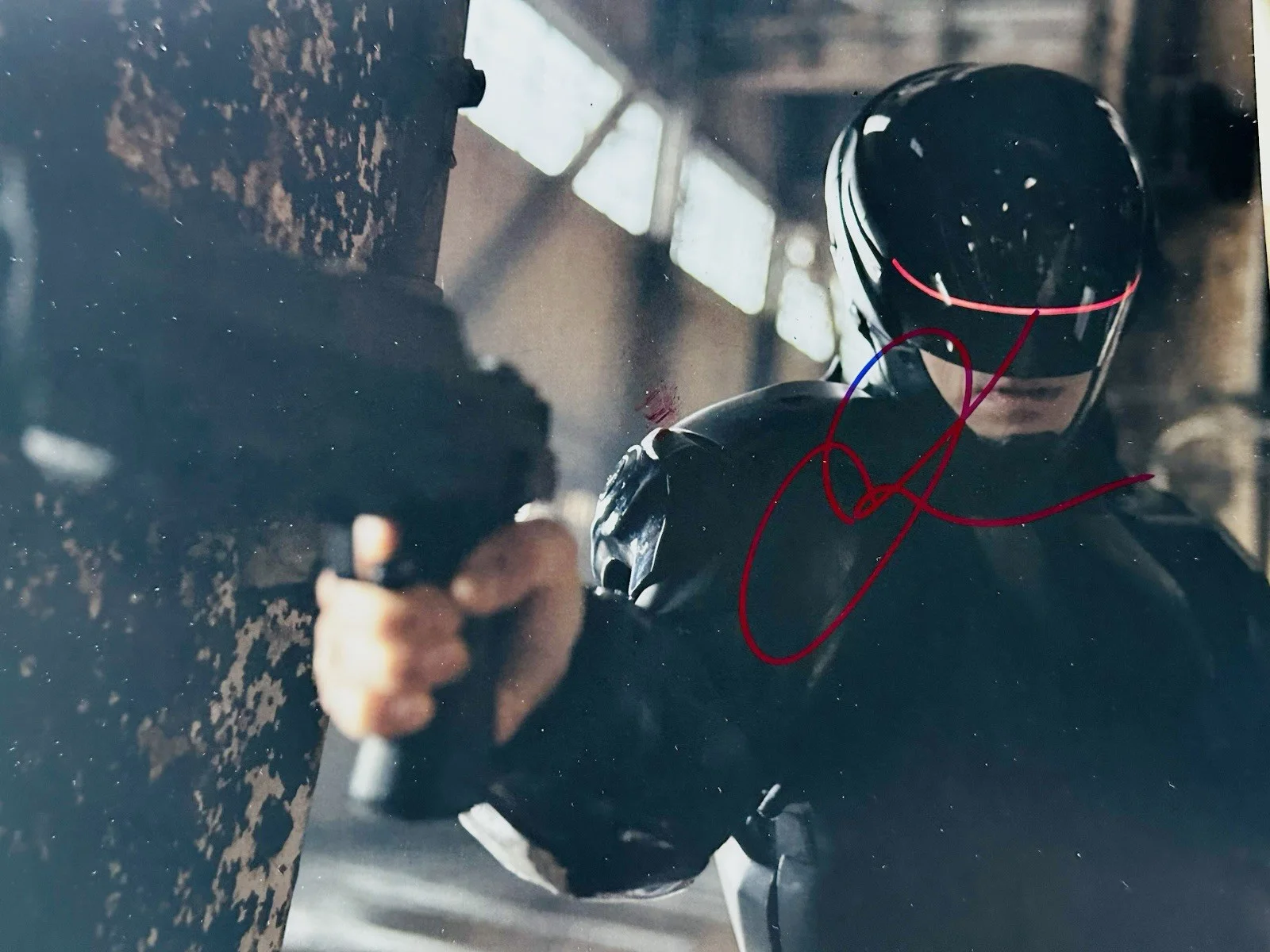 joel kinnaman — Joel Kinnaman signed Alex Murphy' RoboCop 8x10 photo in person. Proof, image 3