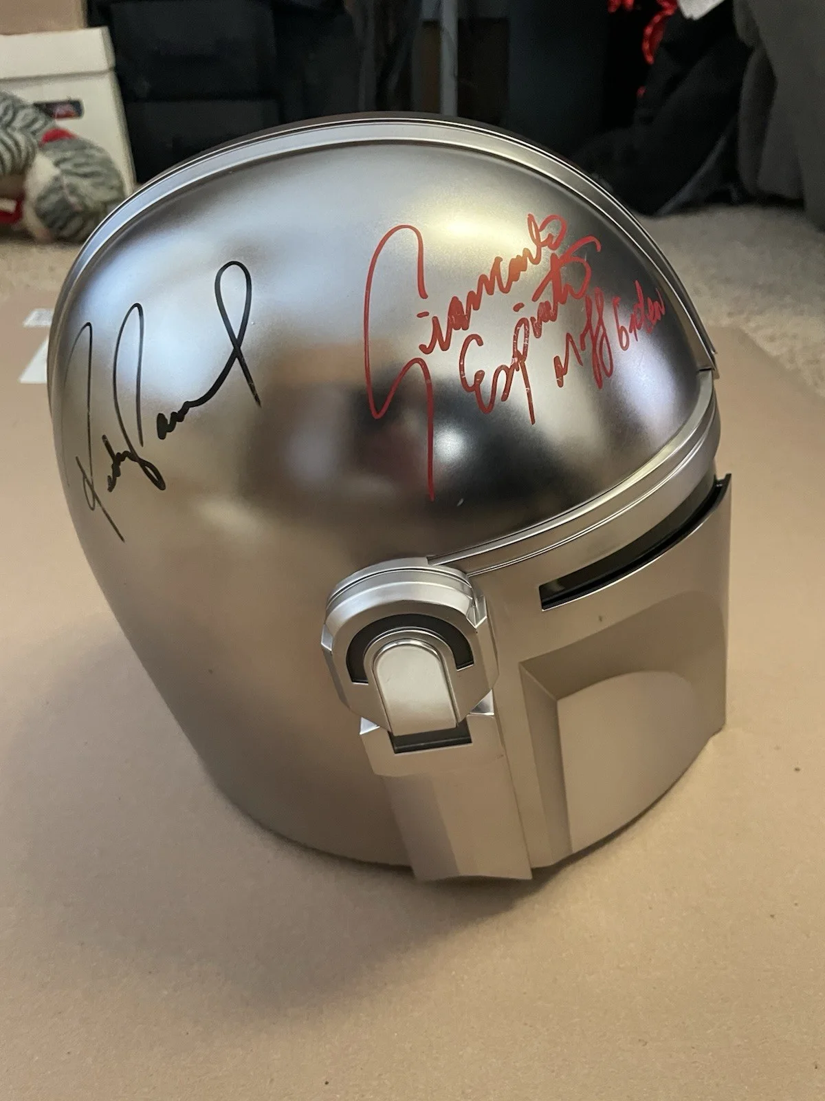 Hasbro Star Wars The Black Series The Mandalorian Helmet Signed X4, image 2