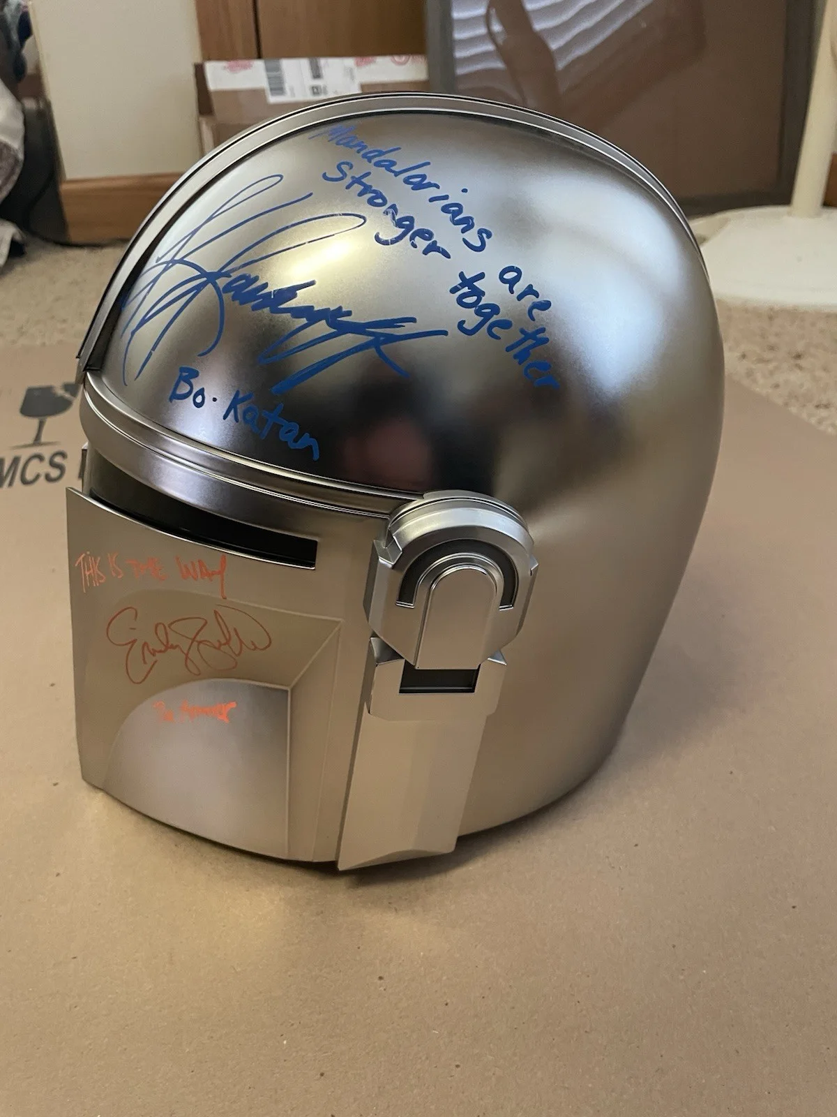 Hasbro Star Wars The Black Series The Mandalorian Helmet Signed X4, image 3