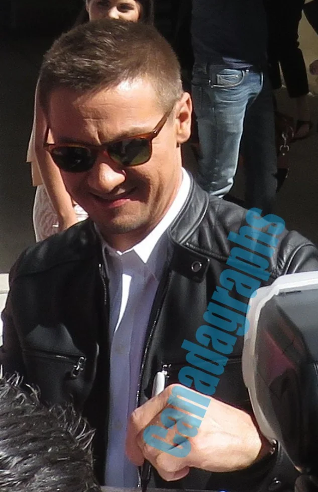 Jeremy Renner — Jeremy Renner signed The Bourne Legacy 8x10 photo Avengers Hawkeye, изображение 3
