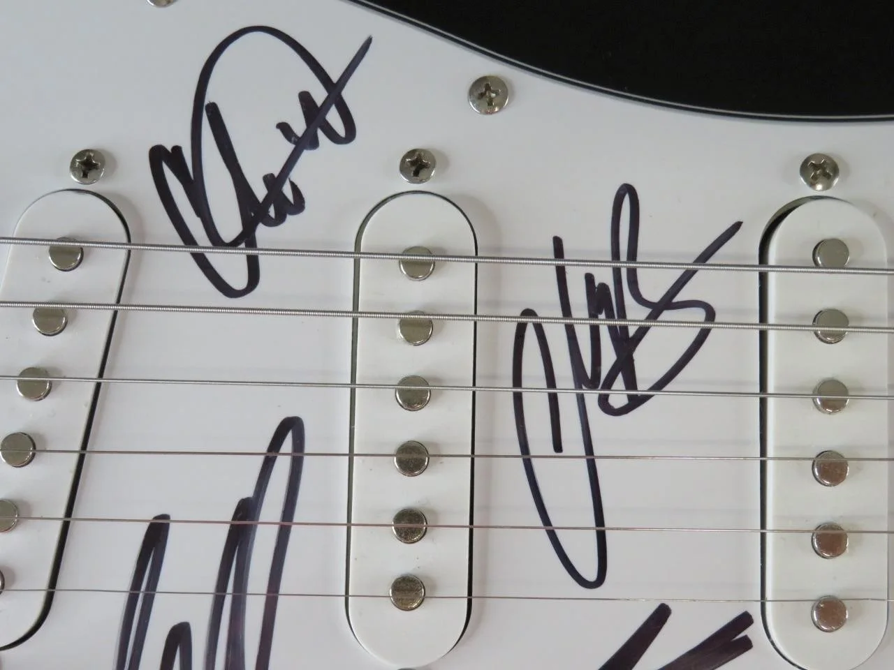 Brad Arnold THREE DOORS DOWN 3 DOORS DOWN Signed Autograph Auto Guitar by 5 JSA, image 2