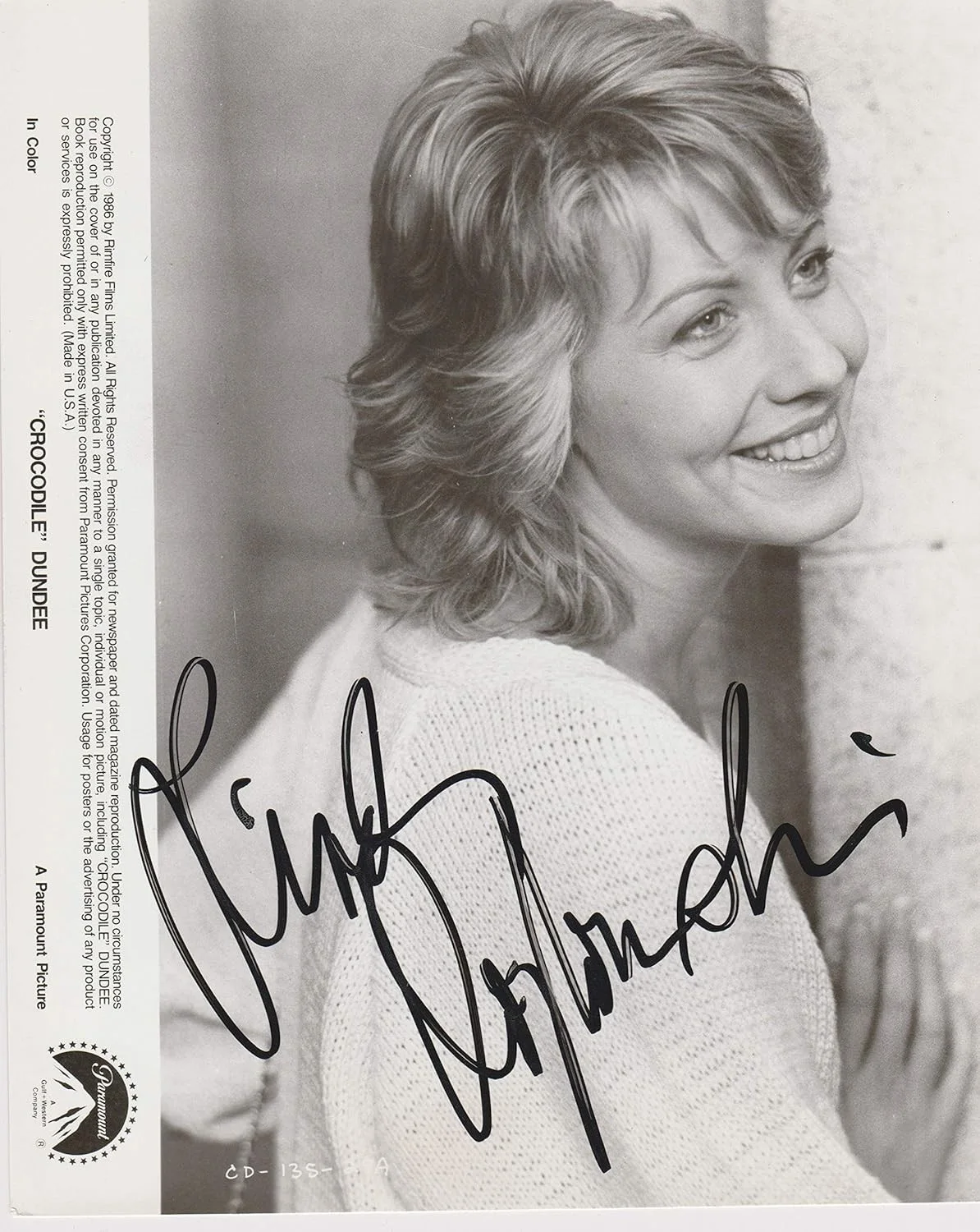 Linda Kozlowski — Linda Kozlowski Signed Autographed "Crocodile Dundee" Glossy 8x10 Photo