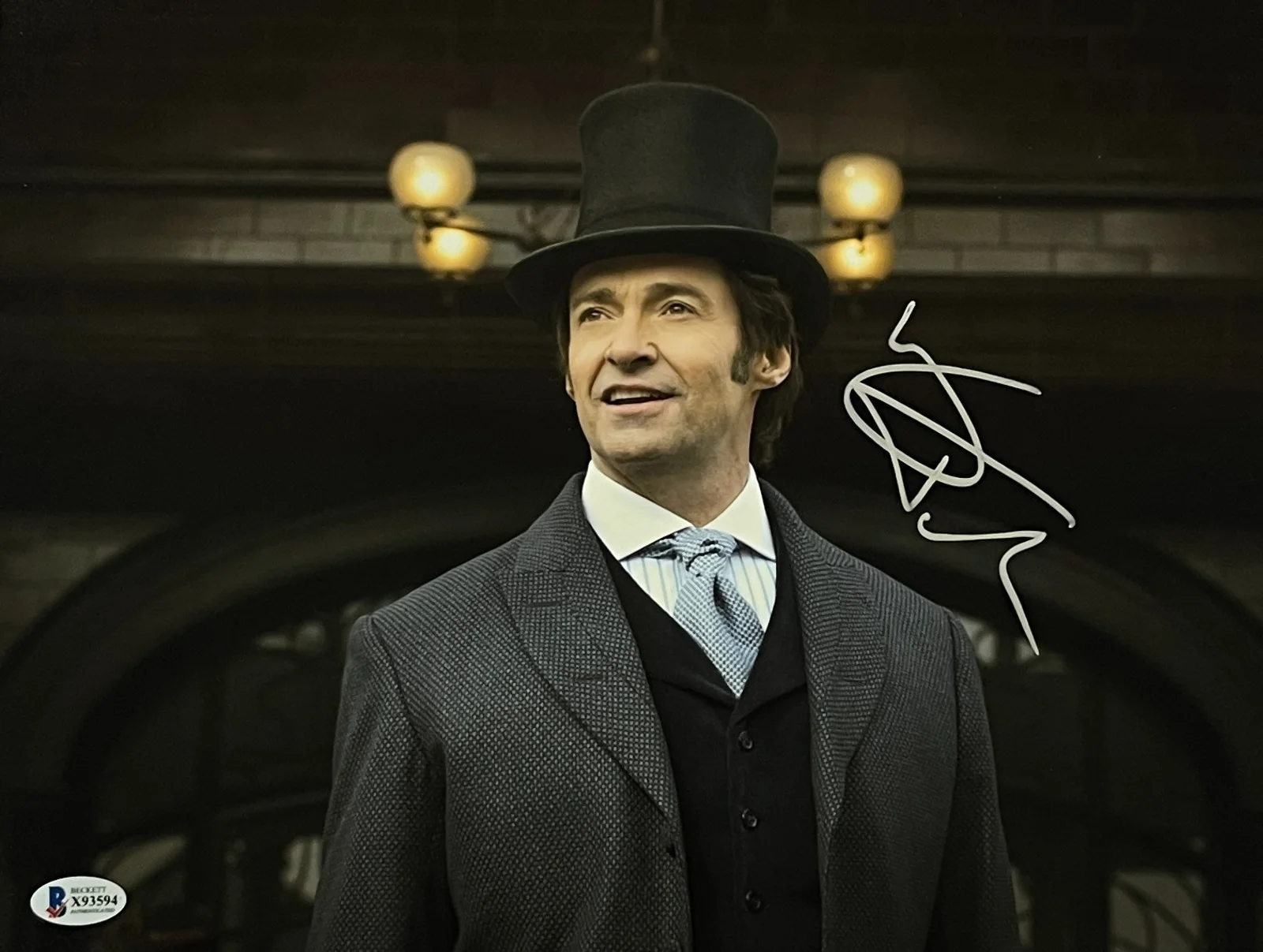 Hugh Jackman — Hugh Jackman Signed 11x14 Photo The Greatest Showman Authentic Autograph Beckett