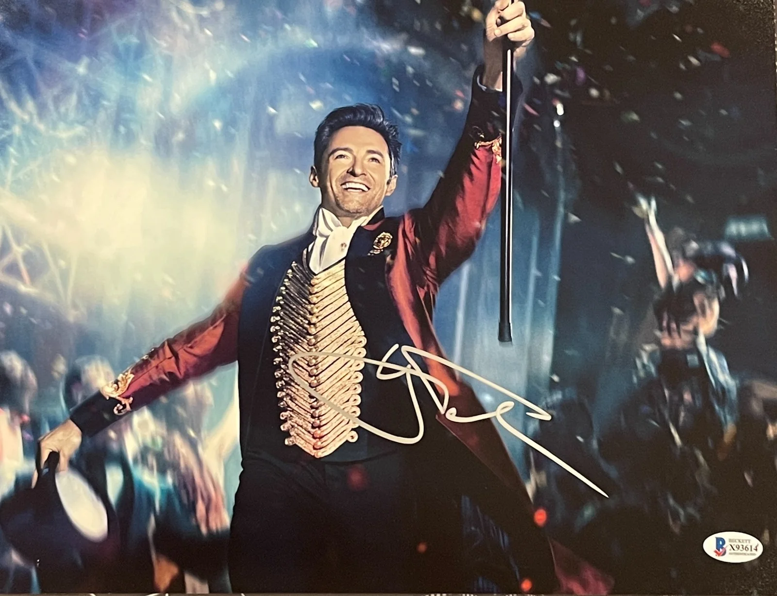 Hugh Jackman — Hugh Jackman Signed 11x14 Photo The Greatest Showman Authentic Autograph Beckett