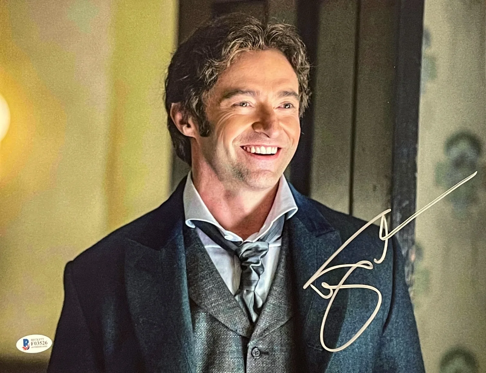 Hugh Jackman — Hugh Jackman Signed 11x14 Photo The Greatest Showman Authentic Autograph Beckett