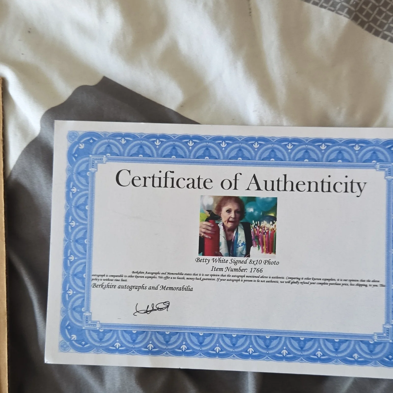 Betty White — Betty White Autographed Original 8x10 Photo with Certificate of Authenticity, изображение 2