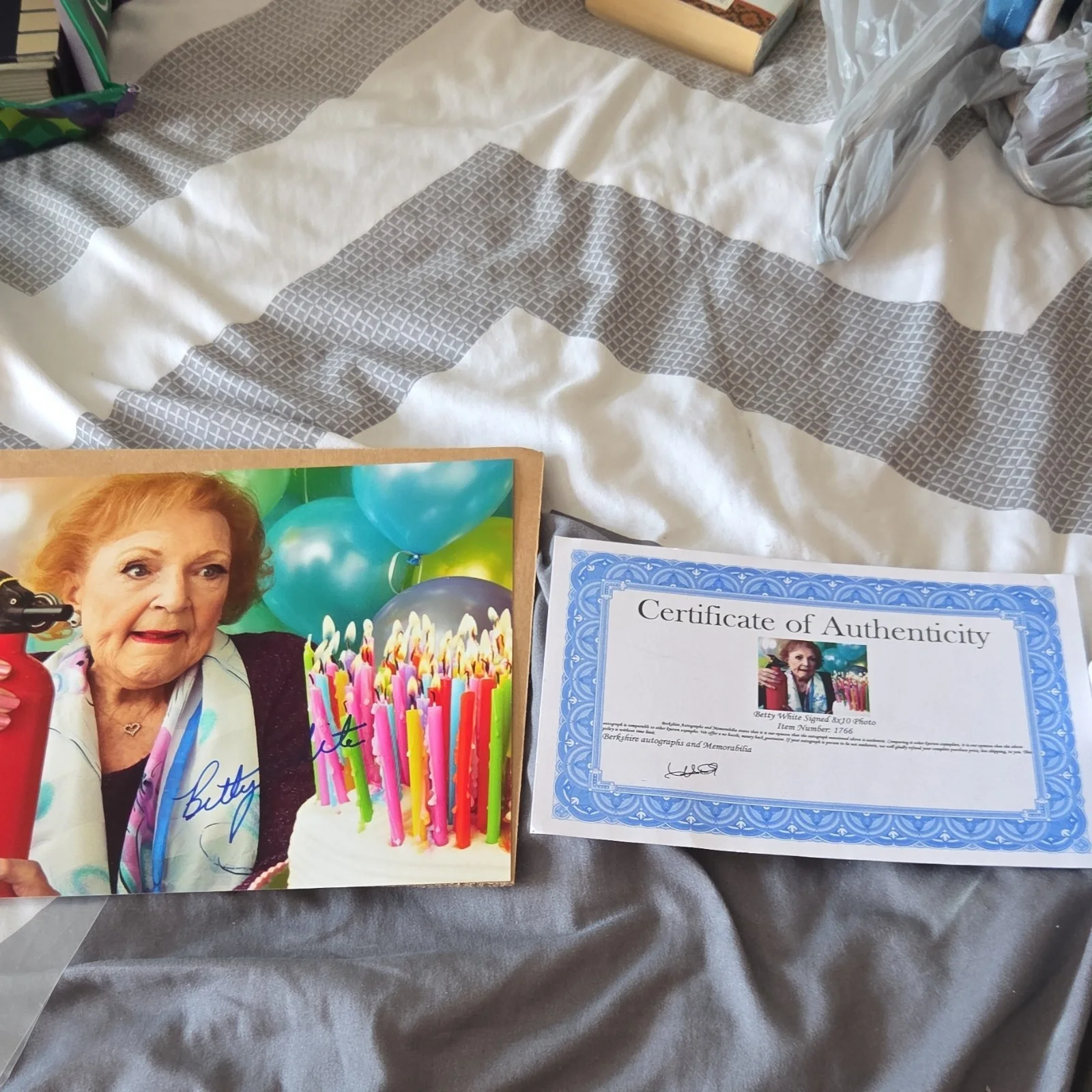 Betty White — Betty White Autographed Original 8x10 Photo with Certificate of Authenticity, изображение 3