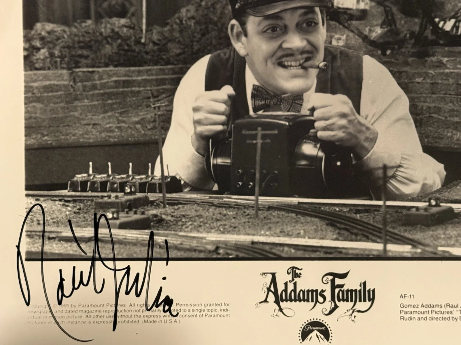 Raul Julia Signed 8x10 Gomez The Addams Family, image 3