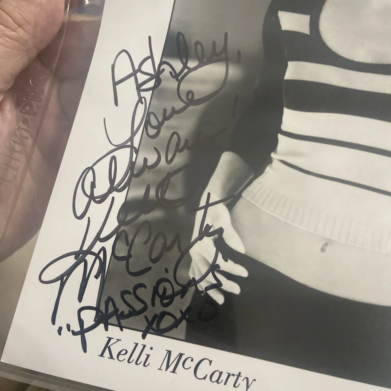 KELLI McCARTY AUTOGRAPHED PHOTO 8X10 b&w ACTRESS MODEL SEXY Passions XOX, изображение 2