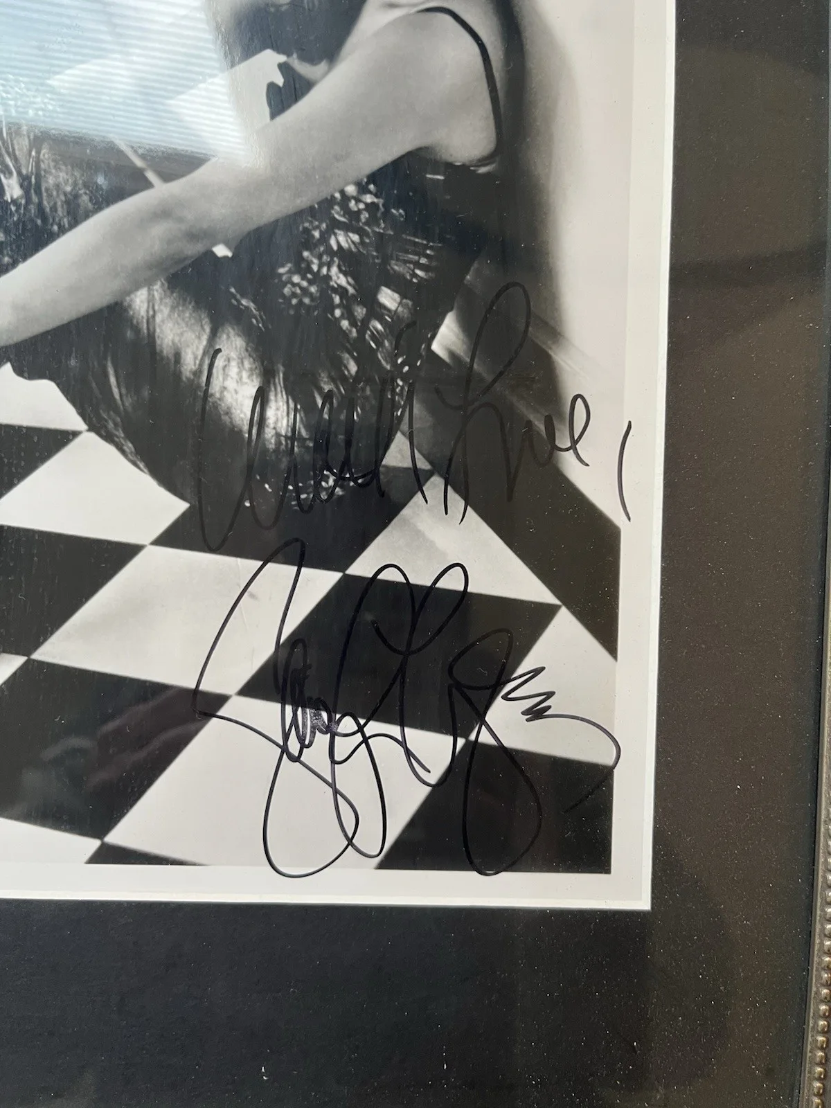 Jennifer Lopez Signed 8 x 10 Photo. Authentic Autograph Framed, image 2