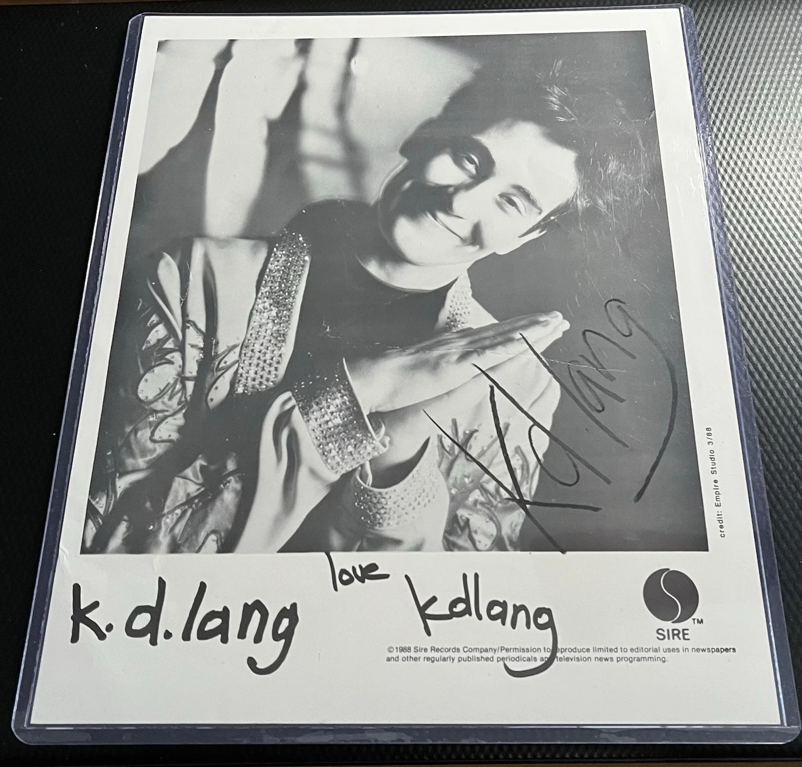 K.D. Lang Musician Sire Autopen Signed 8x10 Photograph Top Loader & COA, изображение 3