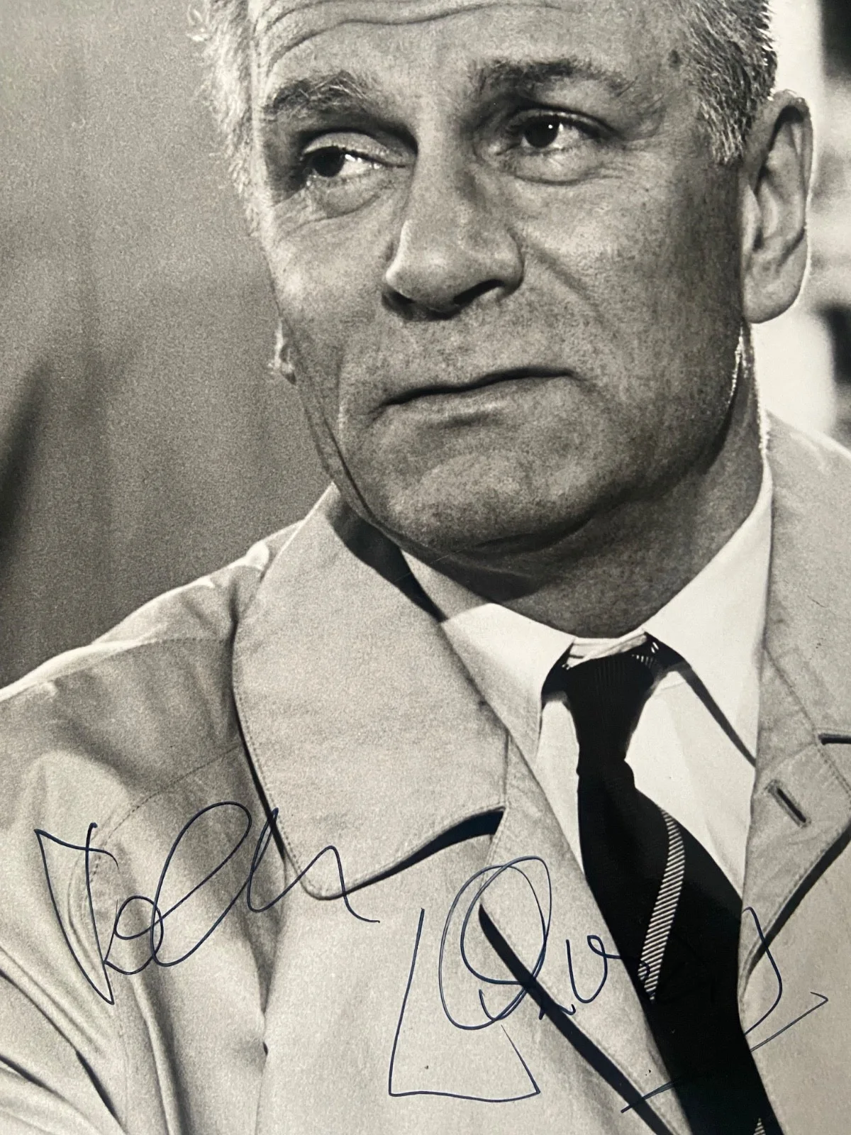 Laurence Olivier signed 8"x10" B/W Photograph, image 2