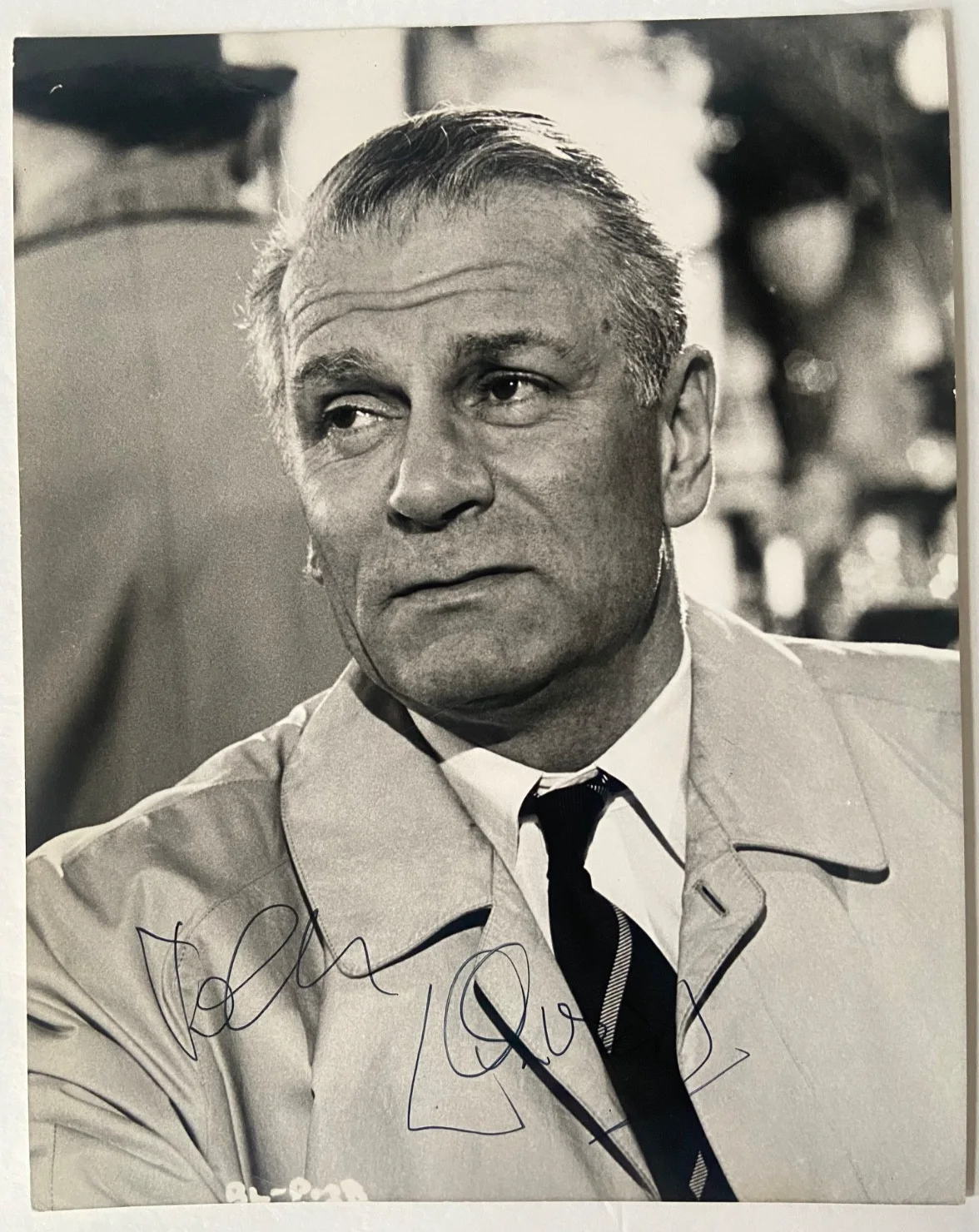Laurence Olivier signed 8"x10" B/W Photograph, image 4