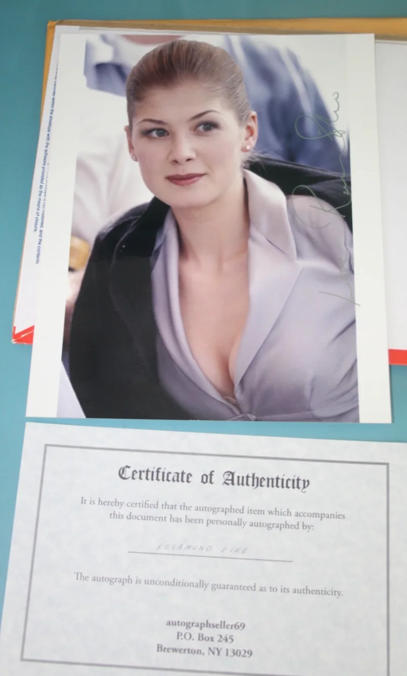 ROSAMUND PIKE — ROSAMUND PIKE HAND SIGNED SILVER SHARPIE 8"X10" PHOTO + COA, image 2