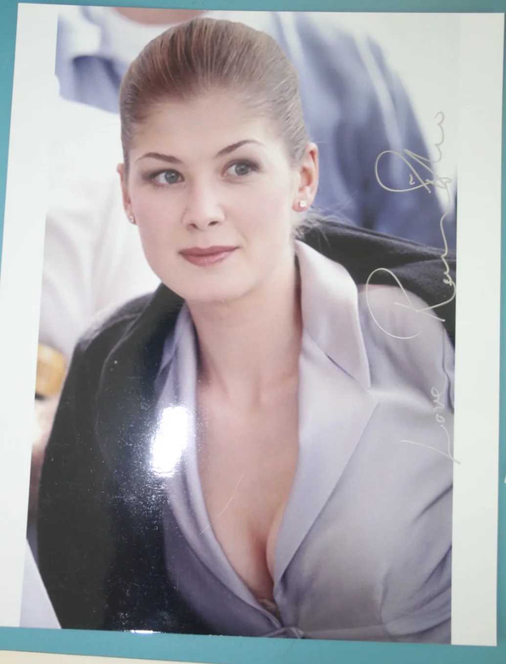 ROSAMUND PIKE — ROSAMUND PIKE HAND SIGNED SILVER SHARPIE 8"X10" PHOTO + COA, image 3