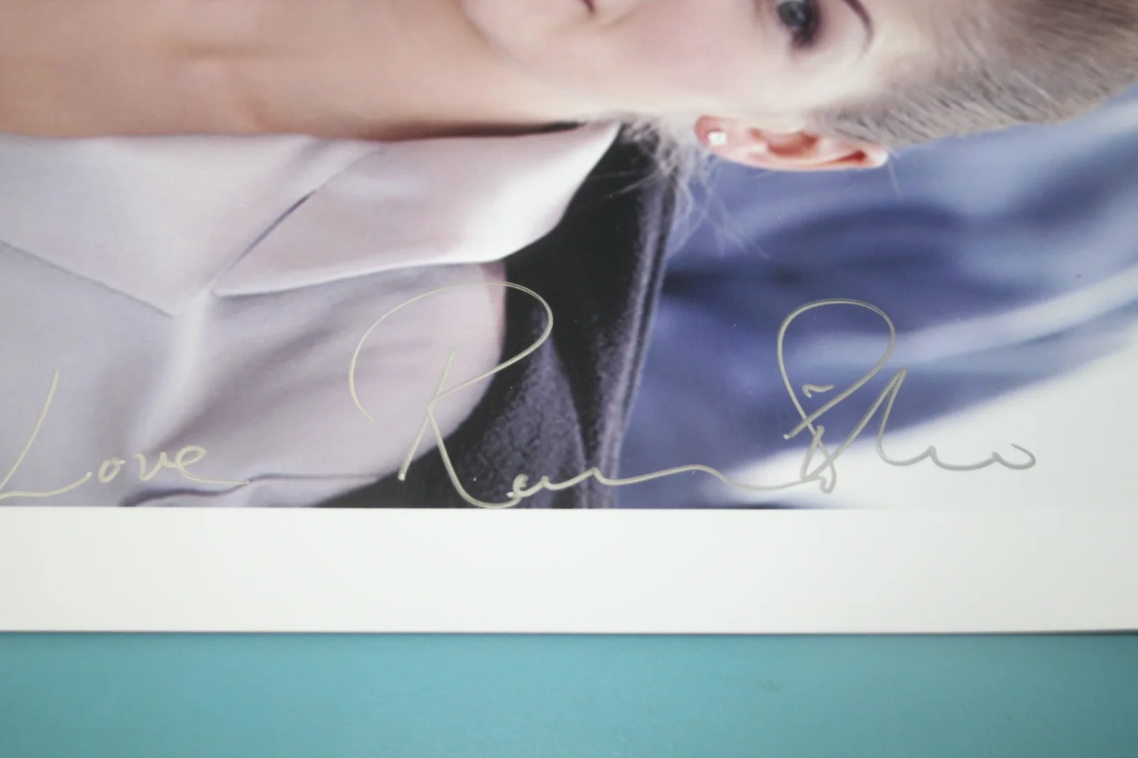 ROSAMUND PIKE — ROSAMUND PIKE HAND SIGNED SILVER SHARPIE 8"X10" PHOTO + COA, image 4