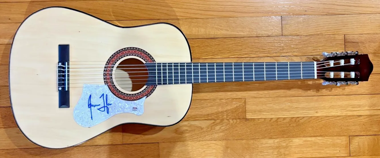 James Taylor — JAMES TAYLOR SIGNED ACOUSTIC GUITAR FIRE AND RAIN SWEET BABY JAMES PSA COA B, изображение 2