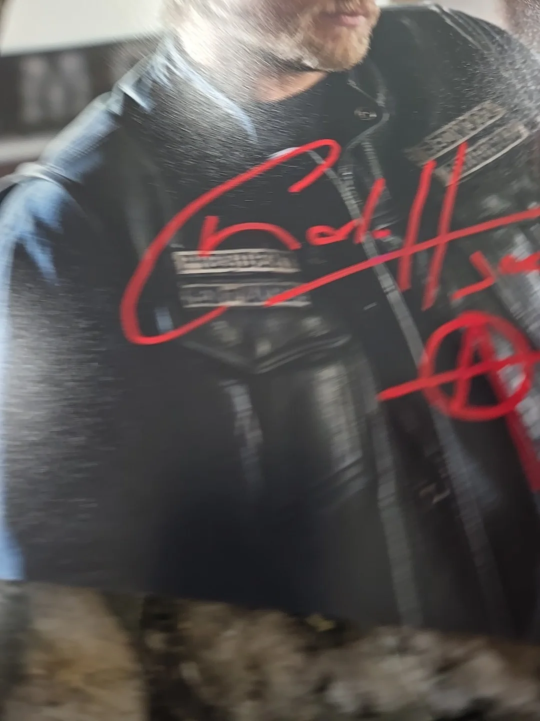 Charlie Hunnam — Charlie Hunnam Autographed 8x10-JSA COA Inscribed With Sons of Anarchy BadgPhoto, изображение 2