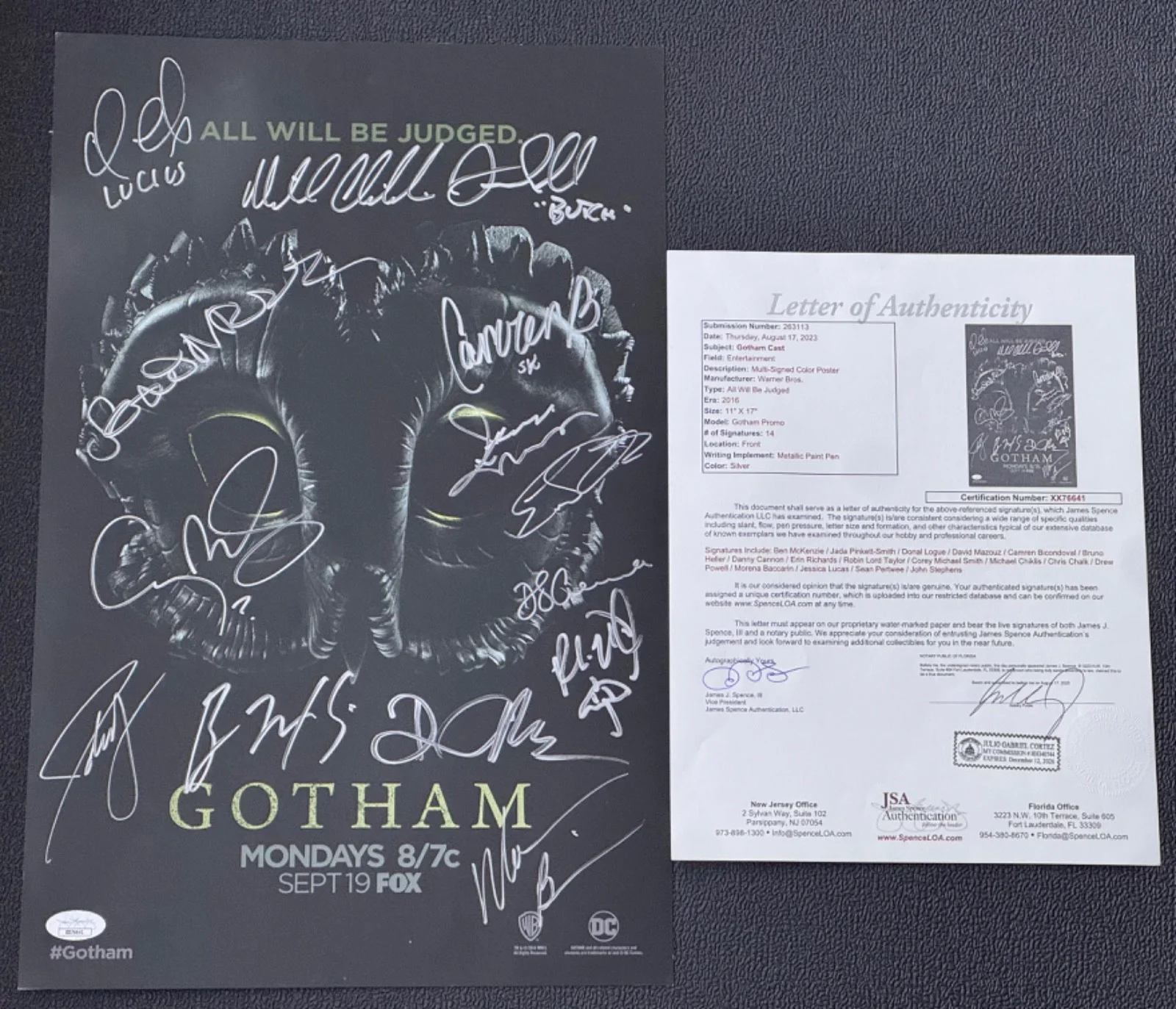 Signed Batman Poster Gotham Cast by 17 Autographed DC Comics w/17 Autos JSA LOA, изображение 2
