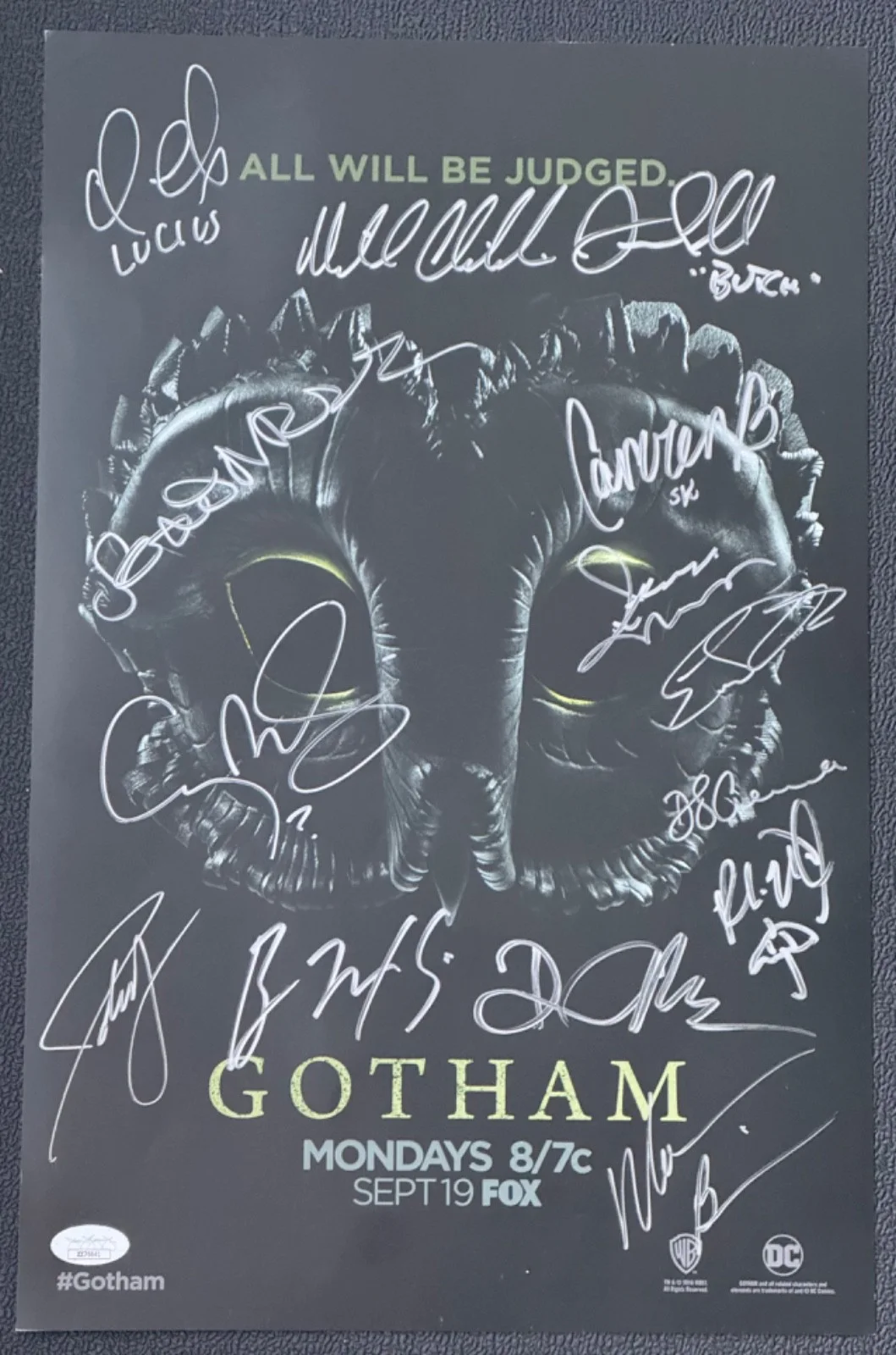 Signed Batman Poster Gotham Cast by 17 Autographed DC Comics w/17 Autos JSA LOA, изображение 3
