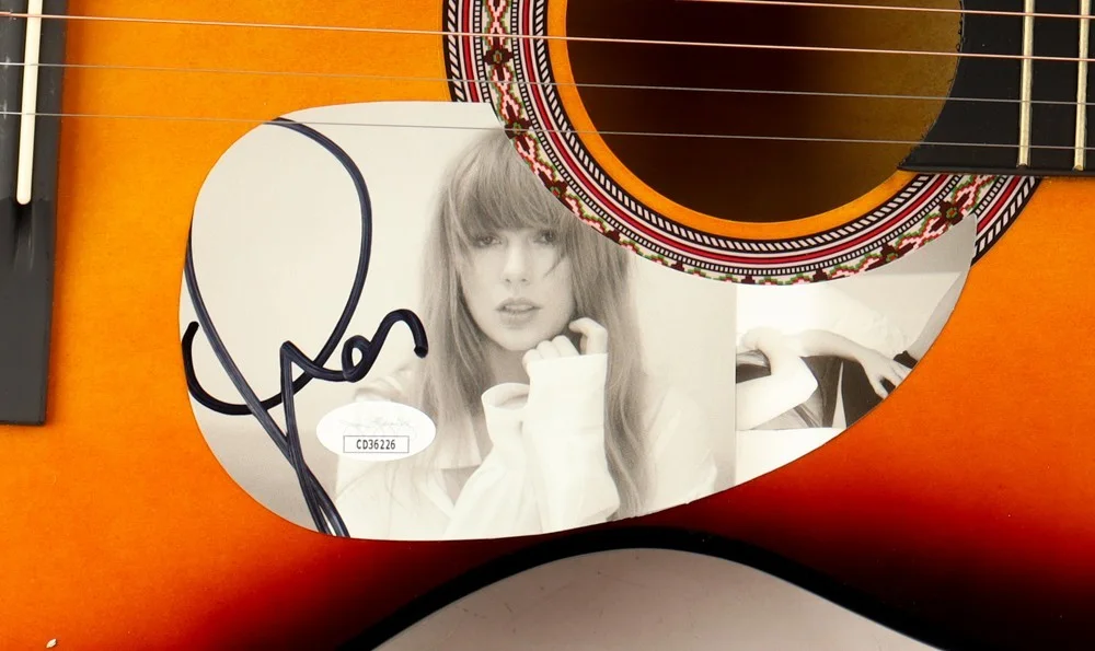 🎸 Taylor Swift Guitar with Signed Custom Insert Pickguard – JSA Certified, image 3