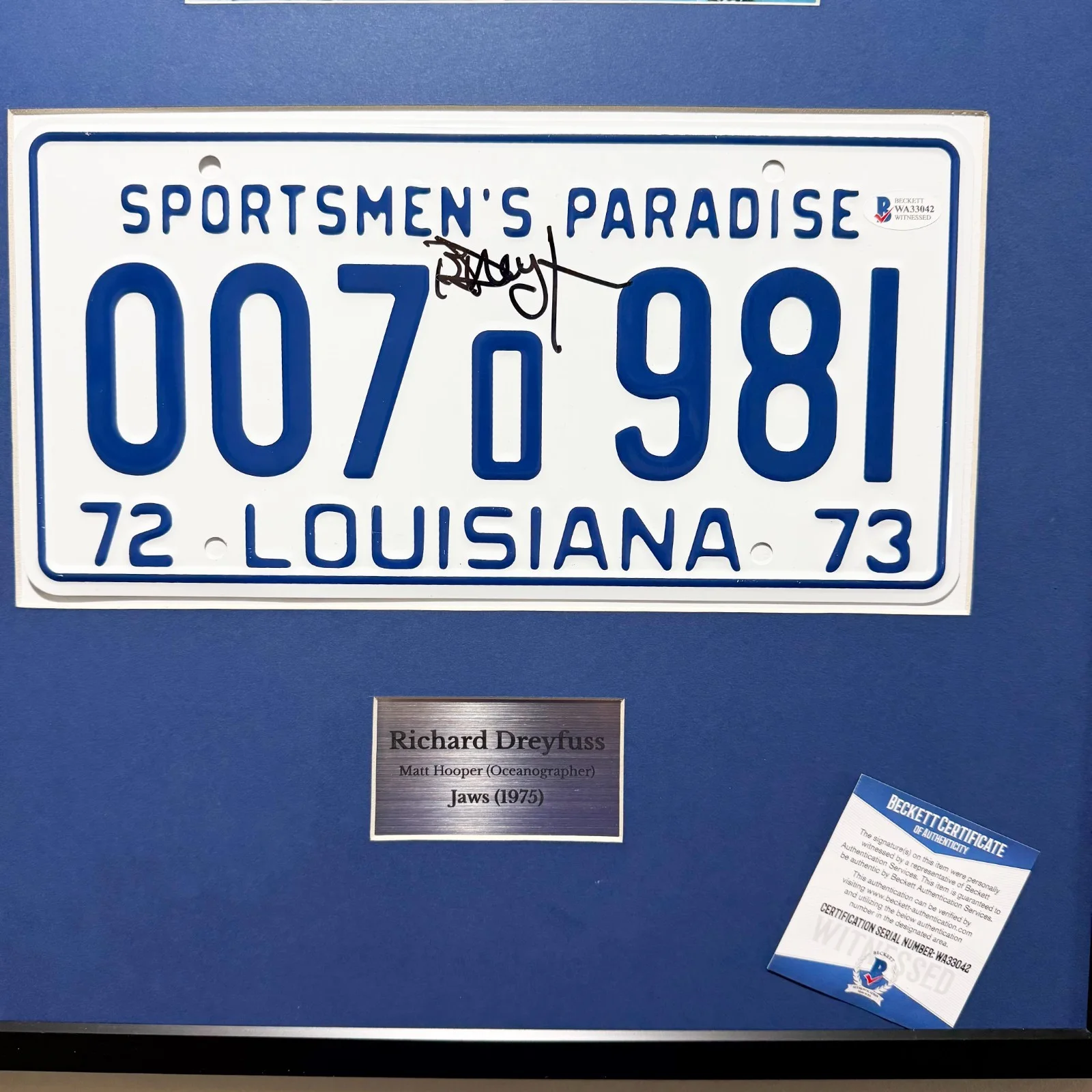 Richard Dreyfuss — Richard Dreyfuss Signed JAWS Movie License Plate Replica “007” – Beckett Witness, изображение 2