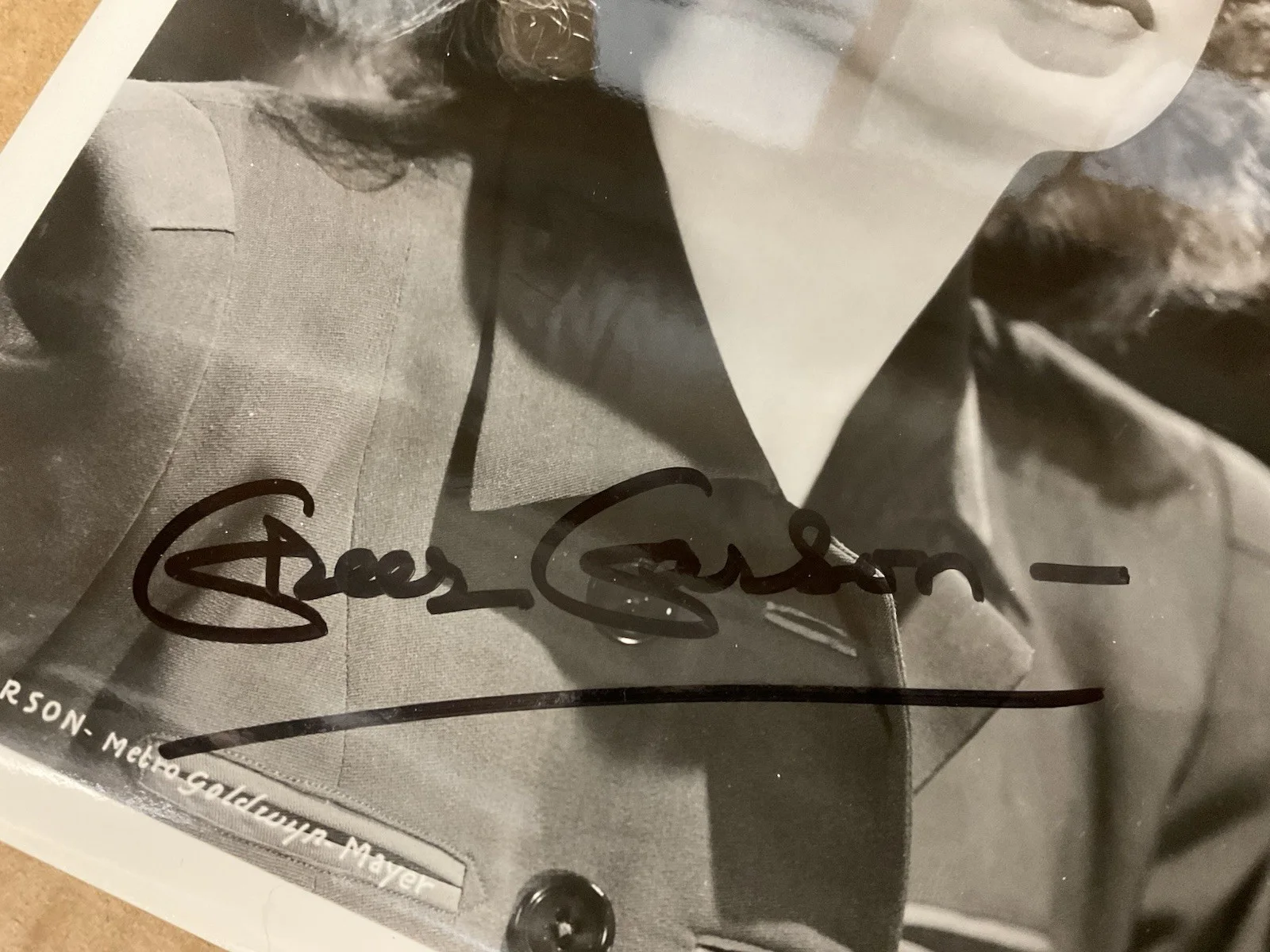 GREER GARSON AUTOGRAPHED PHOTO - 8” X 10 3/16”; Black & White; No CoA, изображение 2