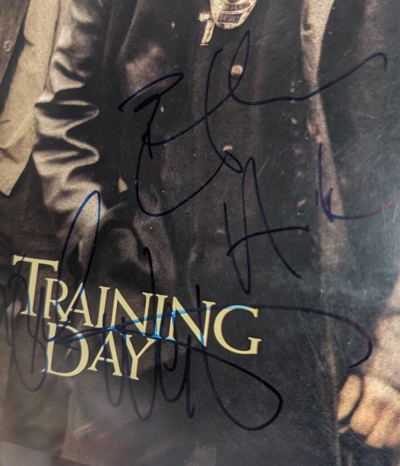 Denzel Washington, Ethan Hawke — DENZEL WASHINGTON ETHAN HAWKE signed autograph TRAINING DAY Press Kit 9x12, image 2