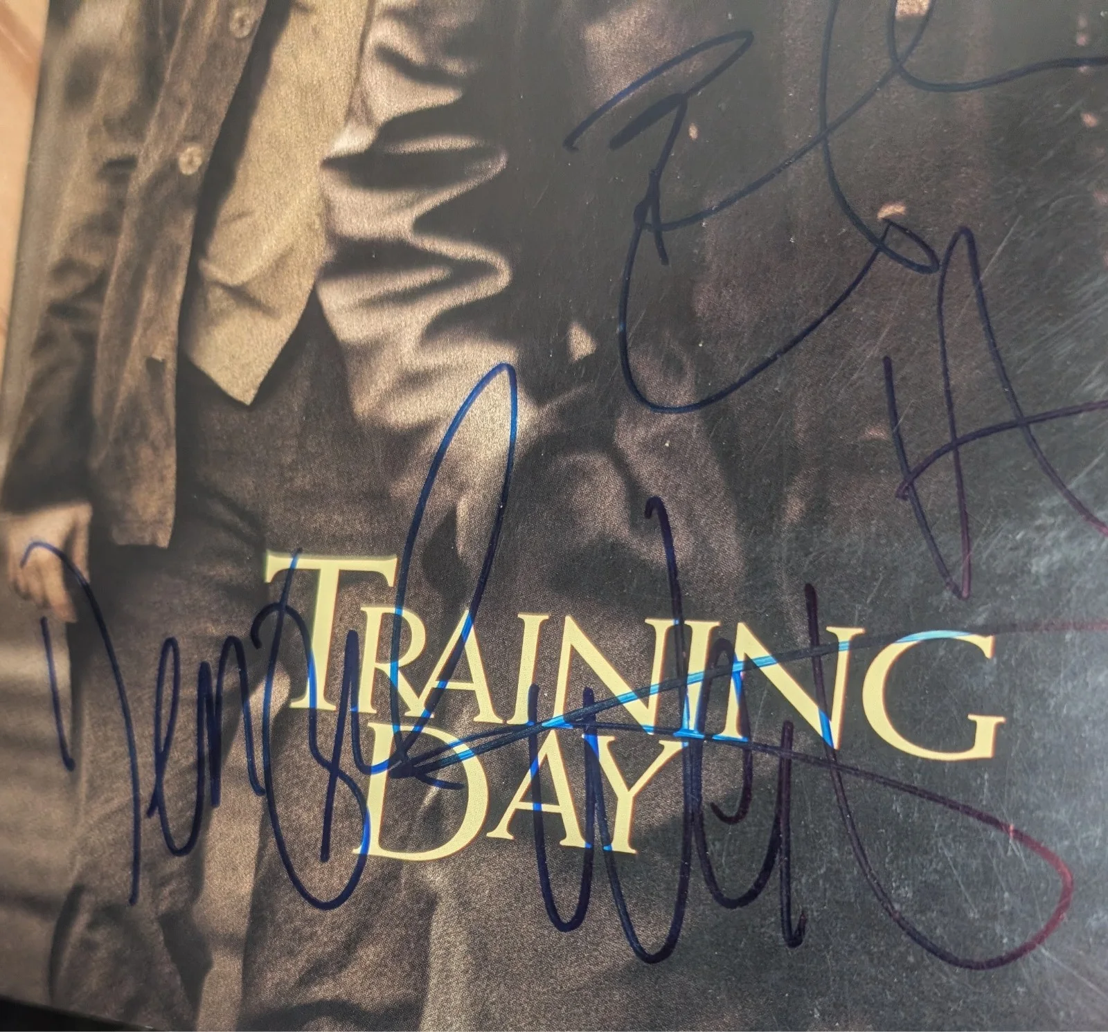 Denzel Washington, Ethan Hawke — DENZEL WASHINGTON ETHAN HAWKE signed autograph TRAINING DAY Press Kit 9x12, image 3
