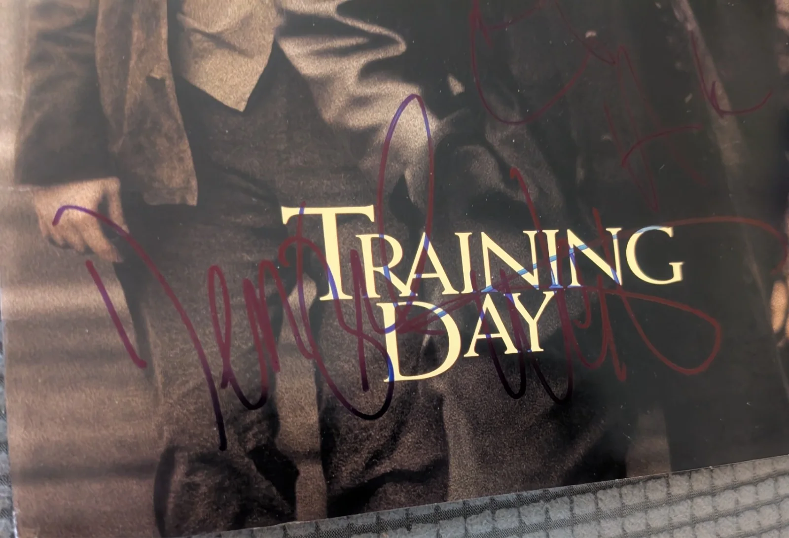Denzel Washington, Ethan Hawke — DENZEL WASHINGTON ETHAN HAWKE signed autograph TRAINING DAY Press Kit 9x12, image 5