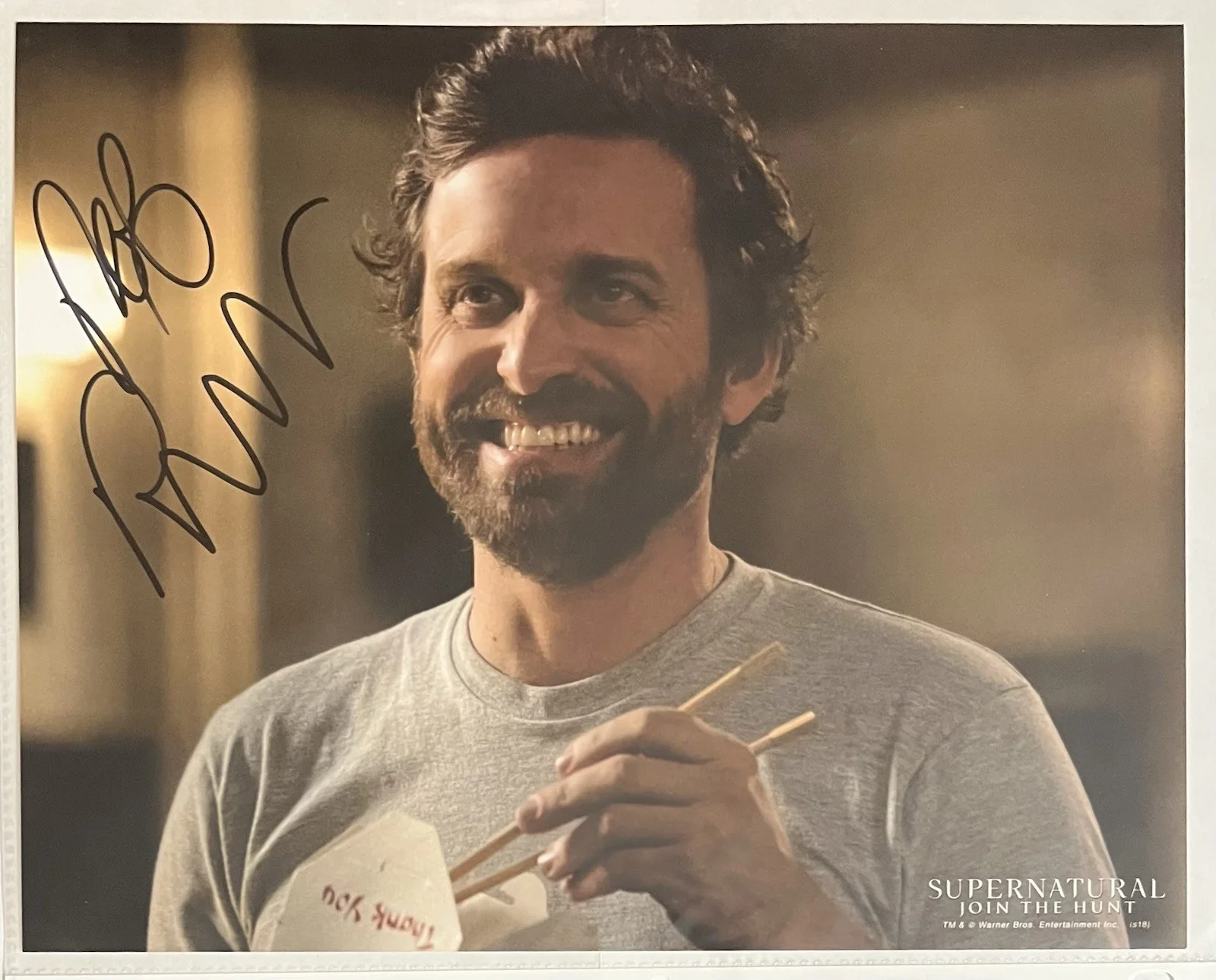 Rob Benedict — Rob Benedict SIGNED SUPERNATURAL 8x10 Photo Of Chuck/God. With Logo Print. SWAU, изображение 4