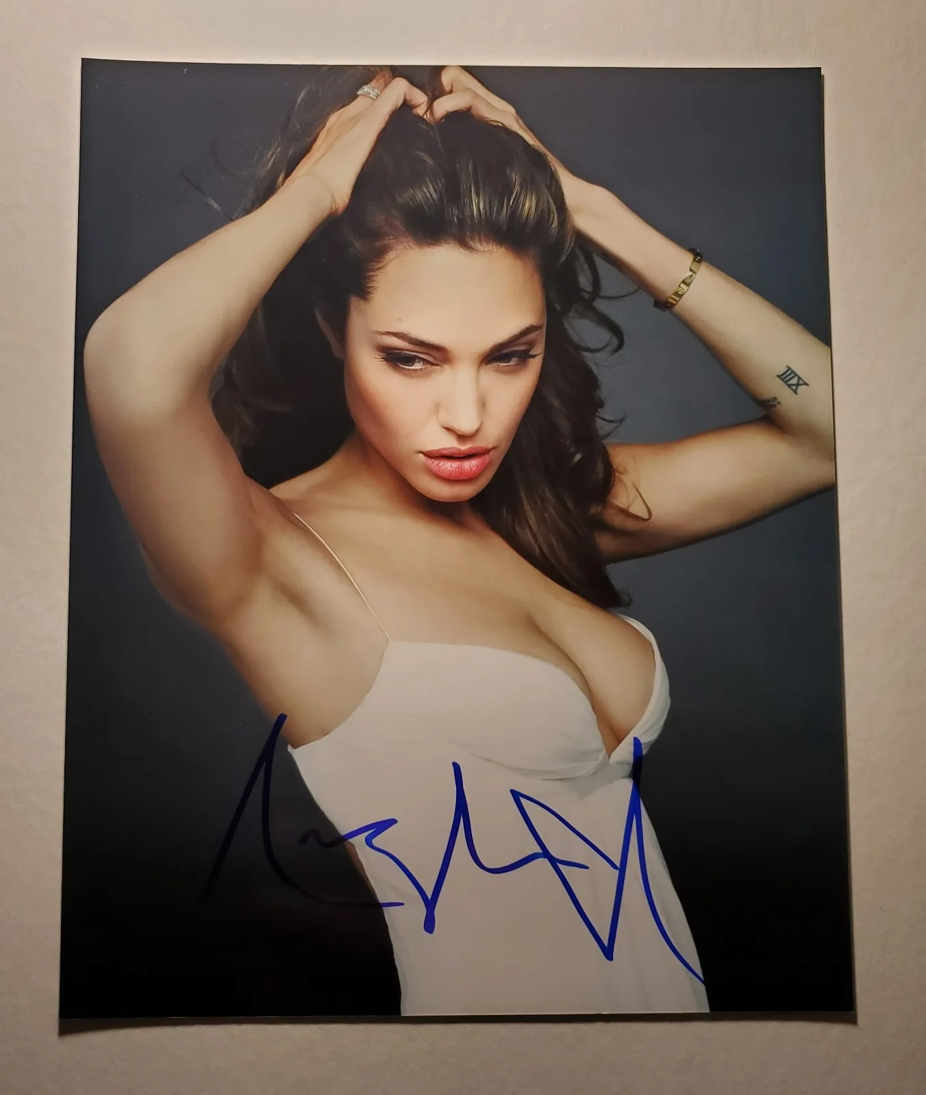 ANGELINA JOLIE — ANGELINA JOLIE - ORIGINAL HAND SIGNED / AUTOGRAPHED 8x10 PHOTO w/COA 1