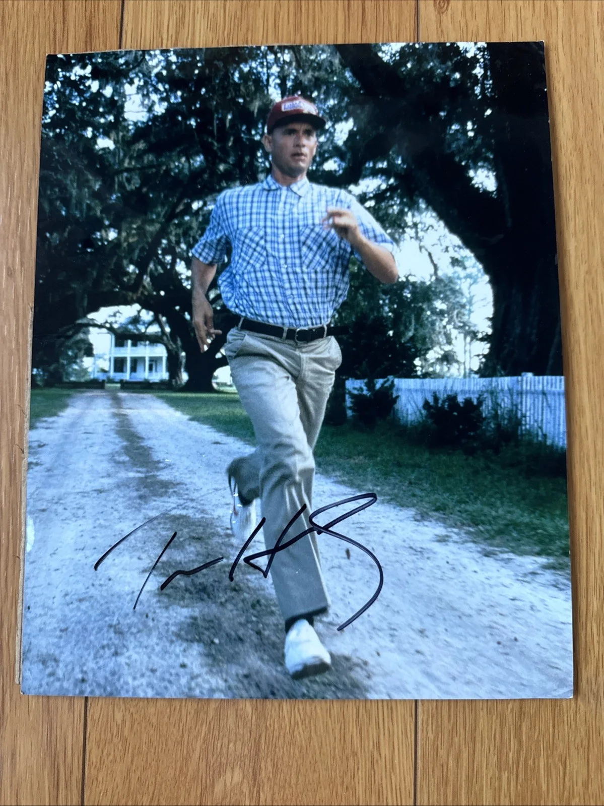 TOM HANKS — TOM HANKS Autographed APPROX. 8" x 10" Color PHOTO