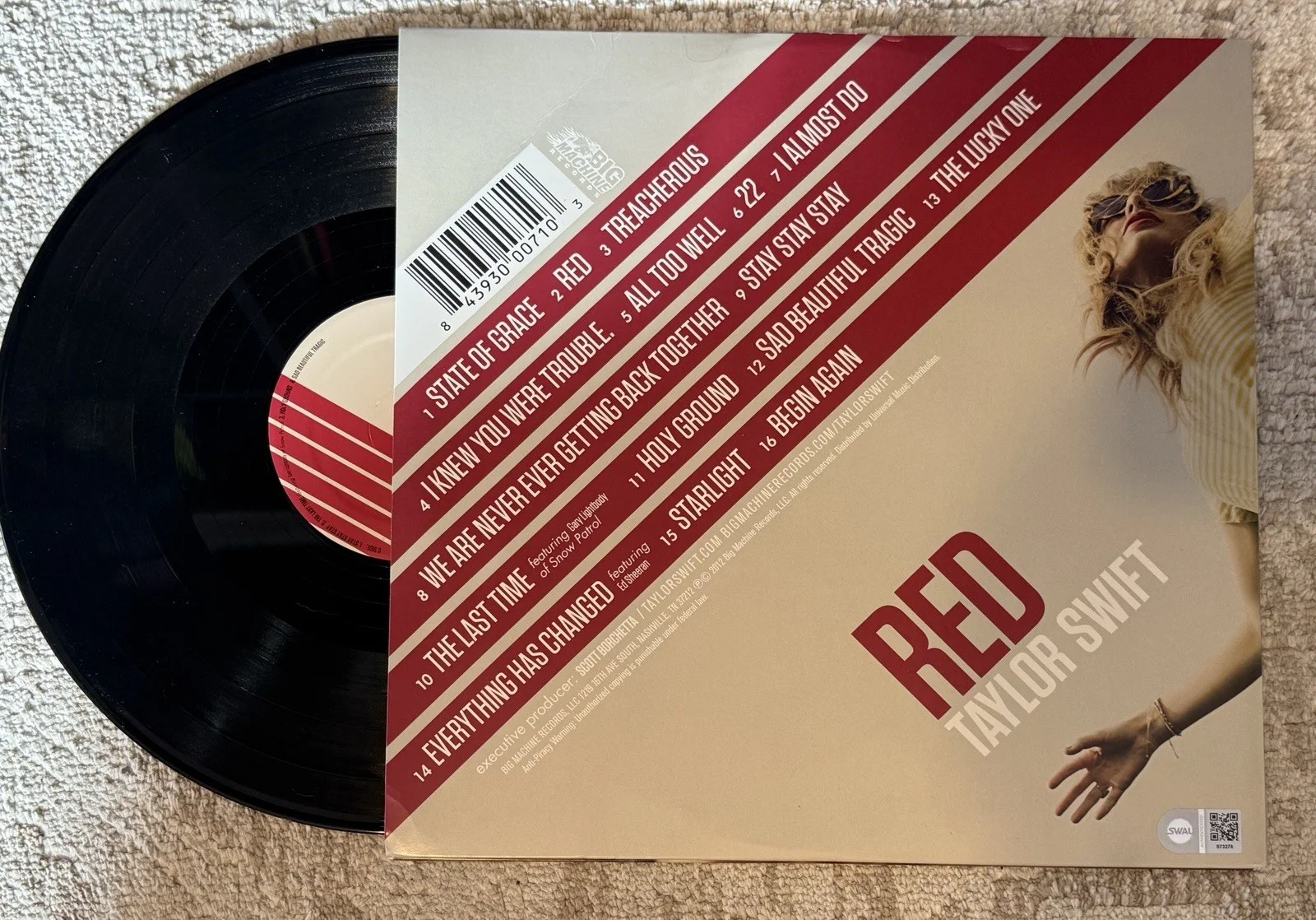 TAYLOR SWIFT SIGNED RED VINYL LP - SWAU COA, изображение 2