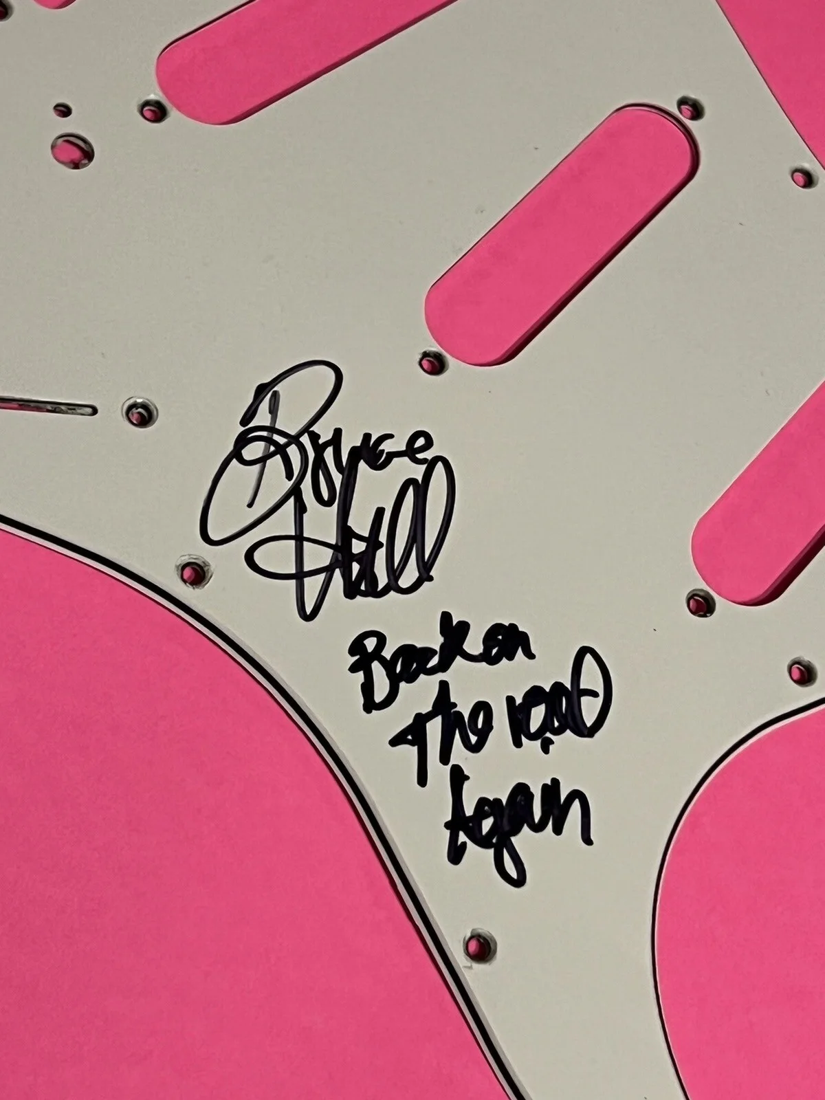 BRUCE HALL REO SPEEDWAGON AUTOGRAPH SIGNED GUITAR PICKGUARD WITH INSCRIPTION, изображение 4
