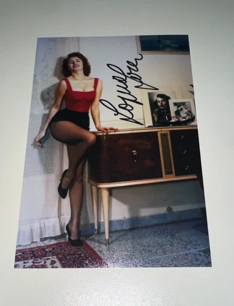 Sophia Loren — Sophia Loren signed sexy 4x6 Italian Actress Two Women Oscar, изображение 2