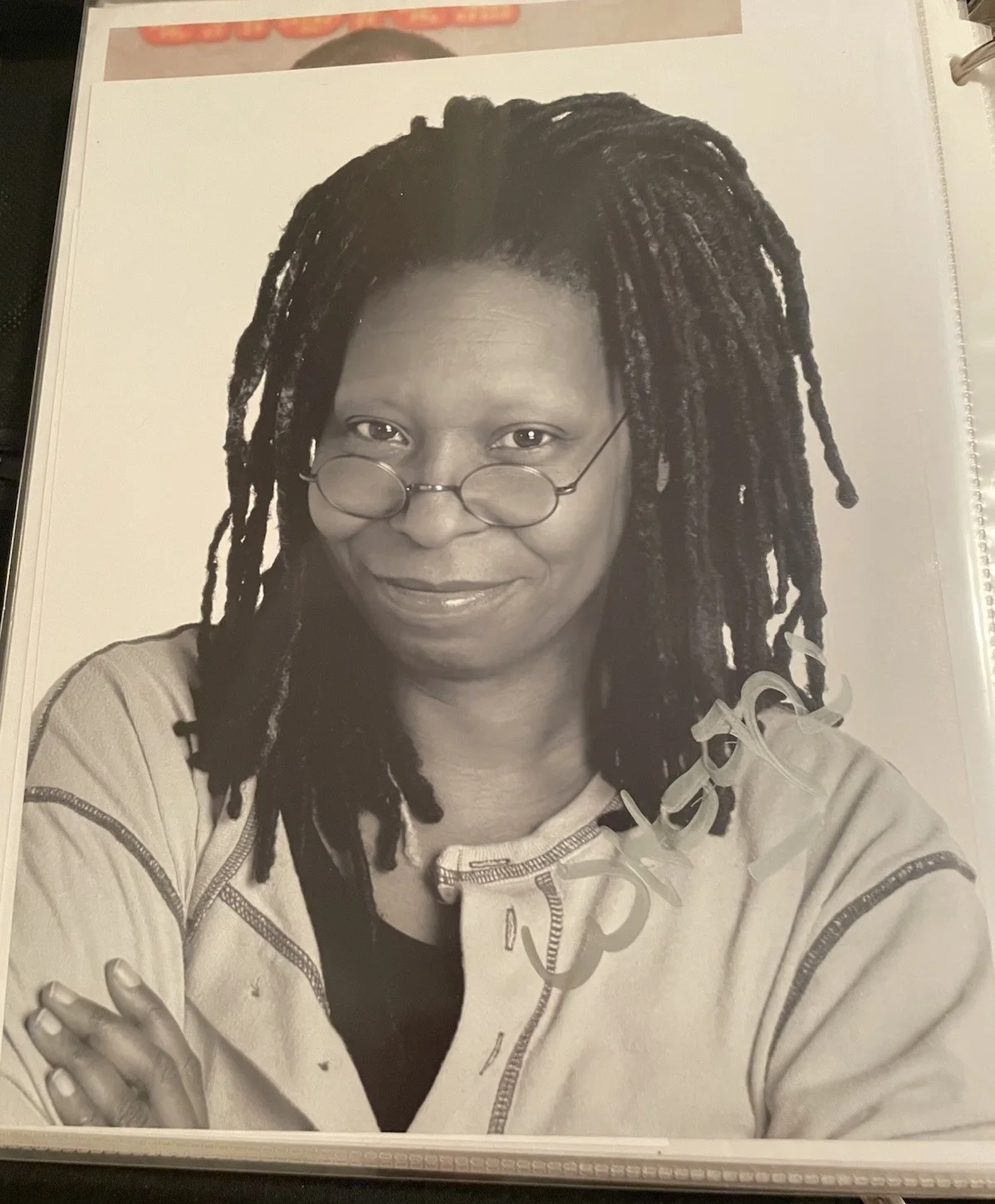 WHOOPI GOLDBERG — WHOOPI GOLDBERG AUTOGRAPH 8X10 B/W Glossy Signed Photo Actress Talk Host
