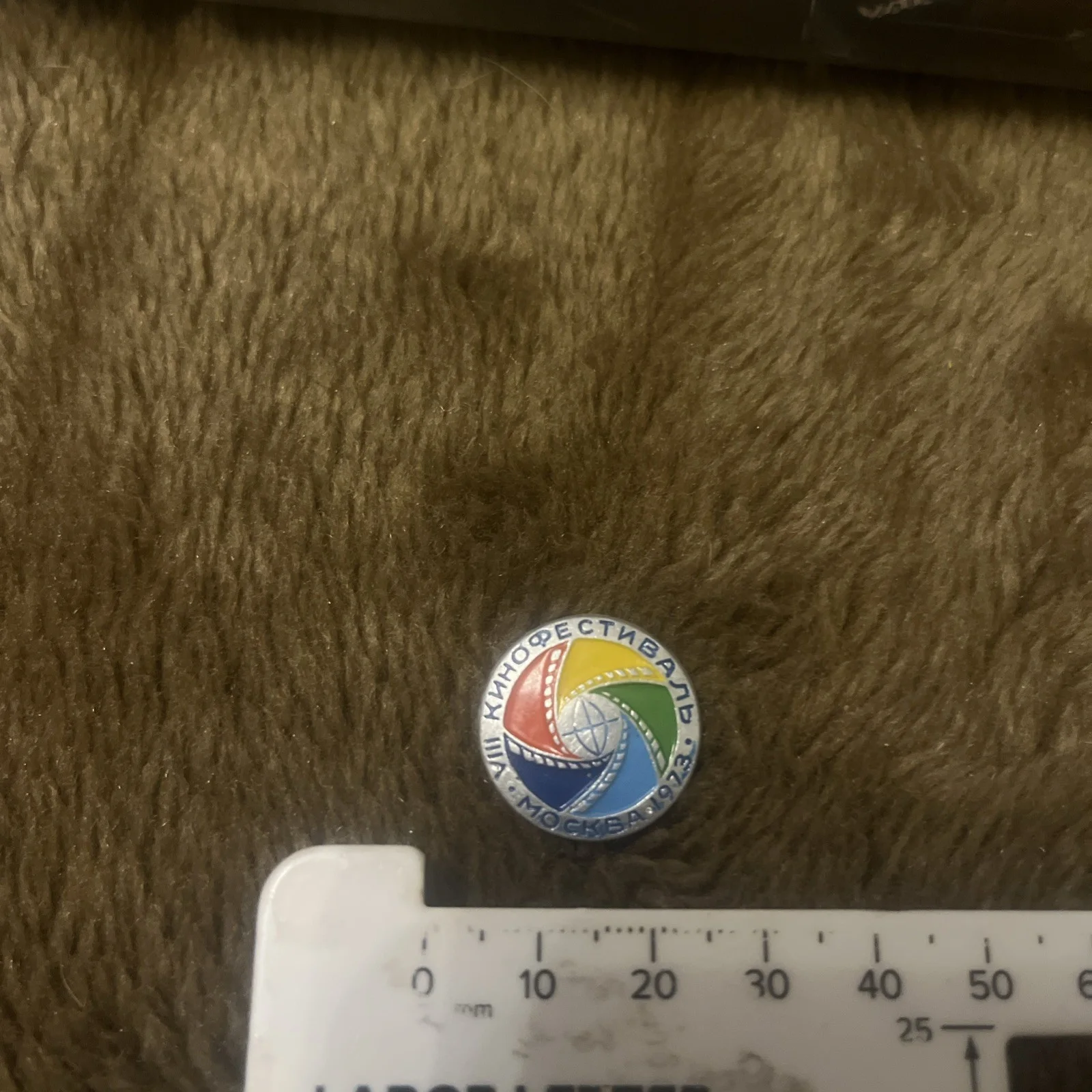 vintage Soviet Union VIII Moscow International Film Festival badge, изображение 2