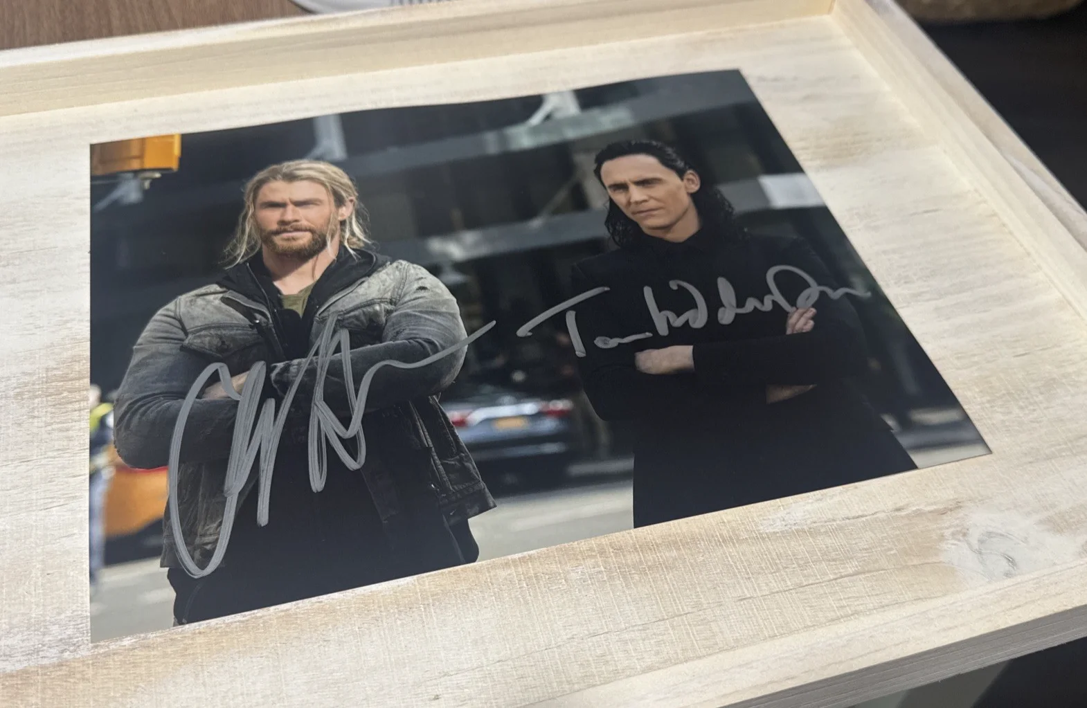 Tom Hiddleston & Chris Hemsworth Signed 8x10 Auto Photo Thor Loki w/COA Hologram, image 2