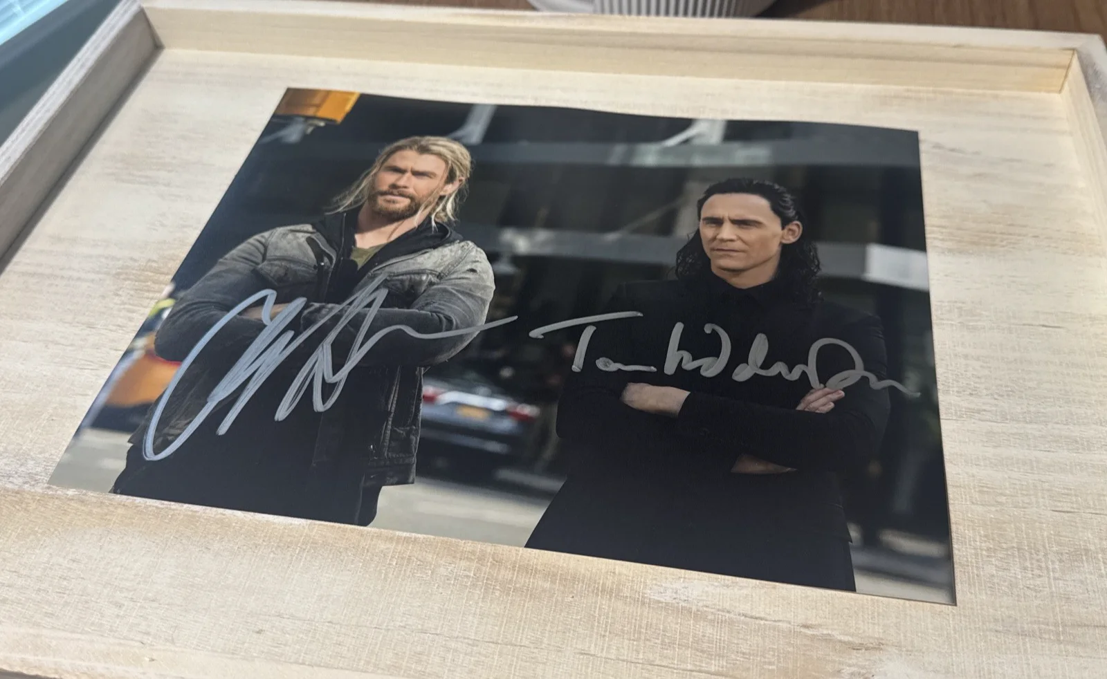 Tom Hiddleston & Chris Hemsworth Signed 8x10 Auto Photo Thor Loki w/COA Hologram, image 3