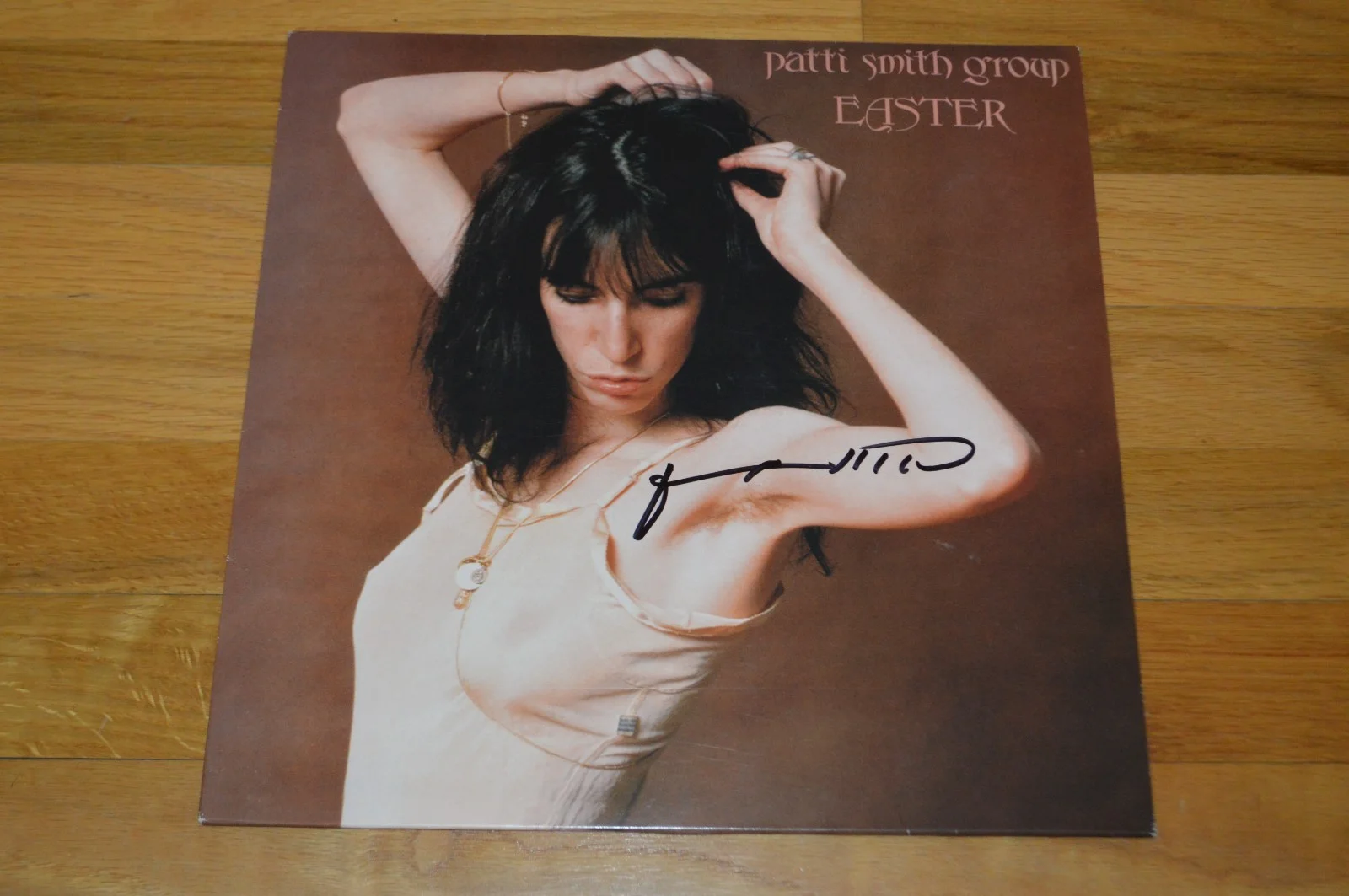 Patti Smith Autographed "Easter" Vinyl LP Cover with Beckett Hologram, изображение 2